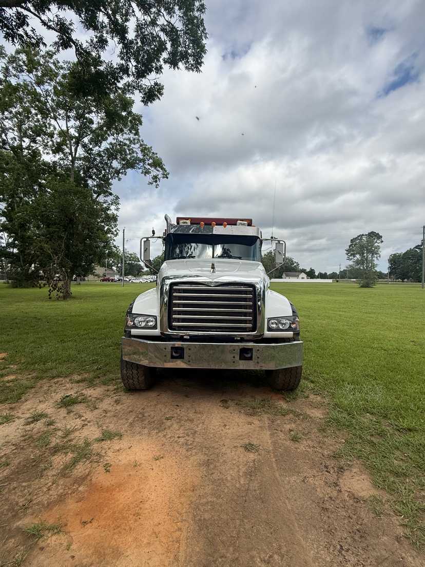 2014 Mack GU713 Dump Truck — photo 2