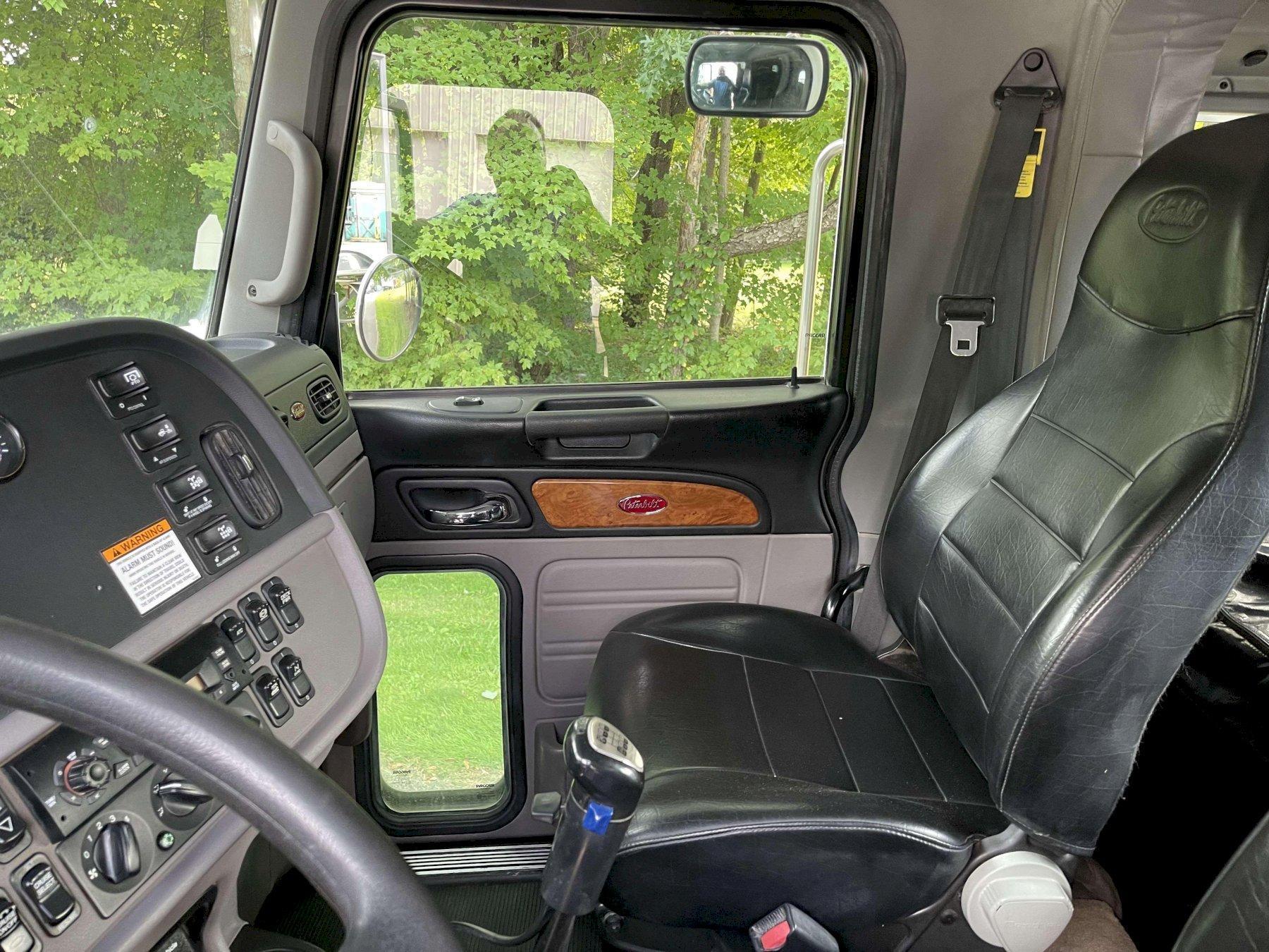 2011 Peterbilt 367 Flat Top Sleeper - image 13