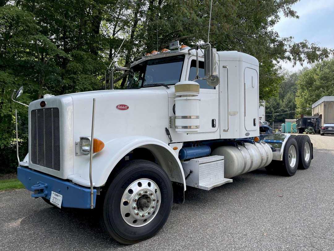 2011 Peterbilt 367 Flat Top Sleeper
