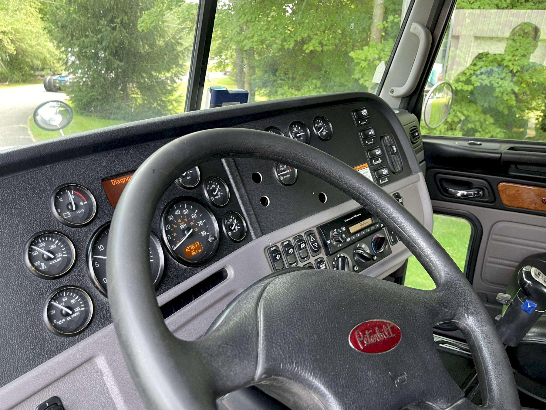 2011 Peterbilt 367 Flat Top Sleeper - image 19