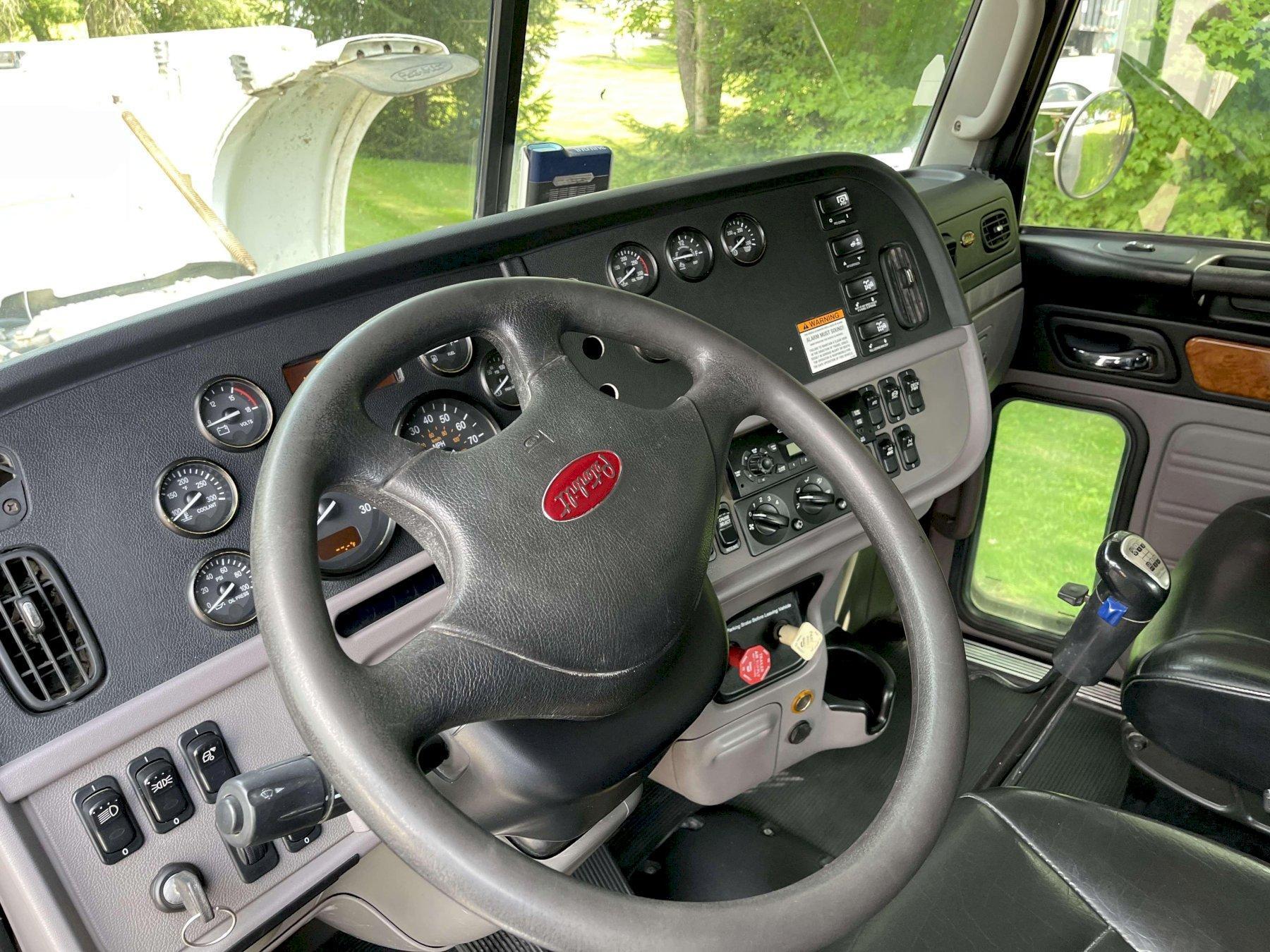 2011 Peterbilt 367 Flat Top Sleeper - image 15