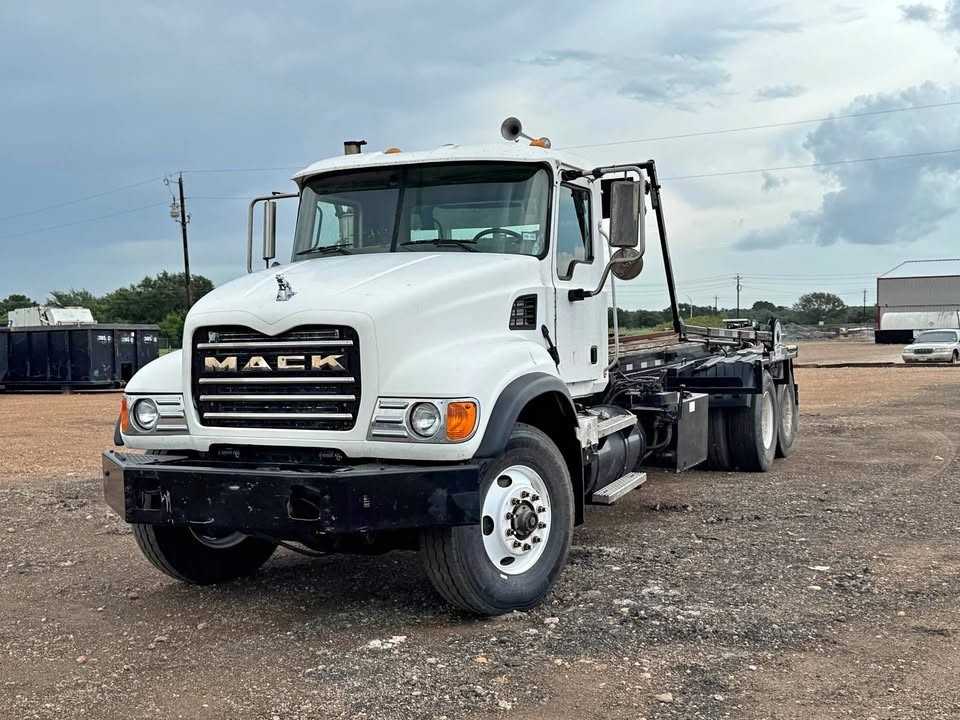2003 Mack Pioneer Roll-Off