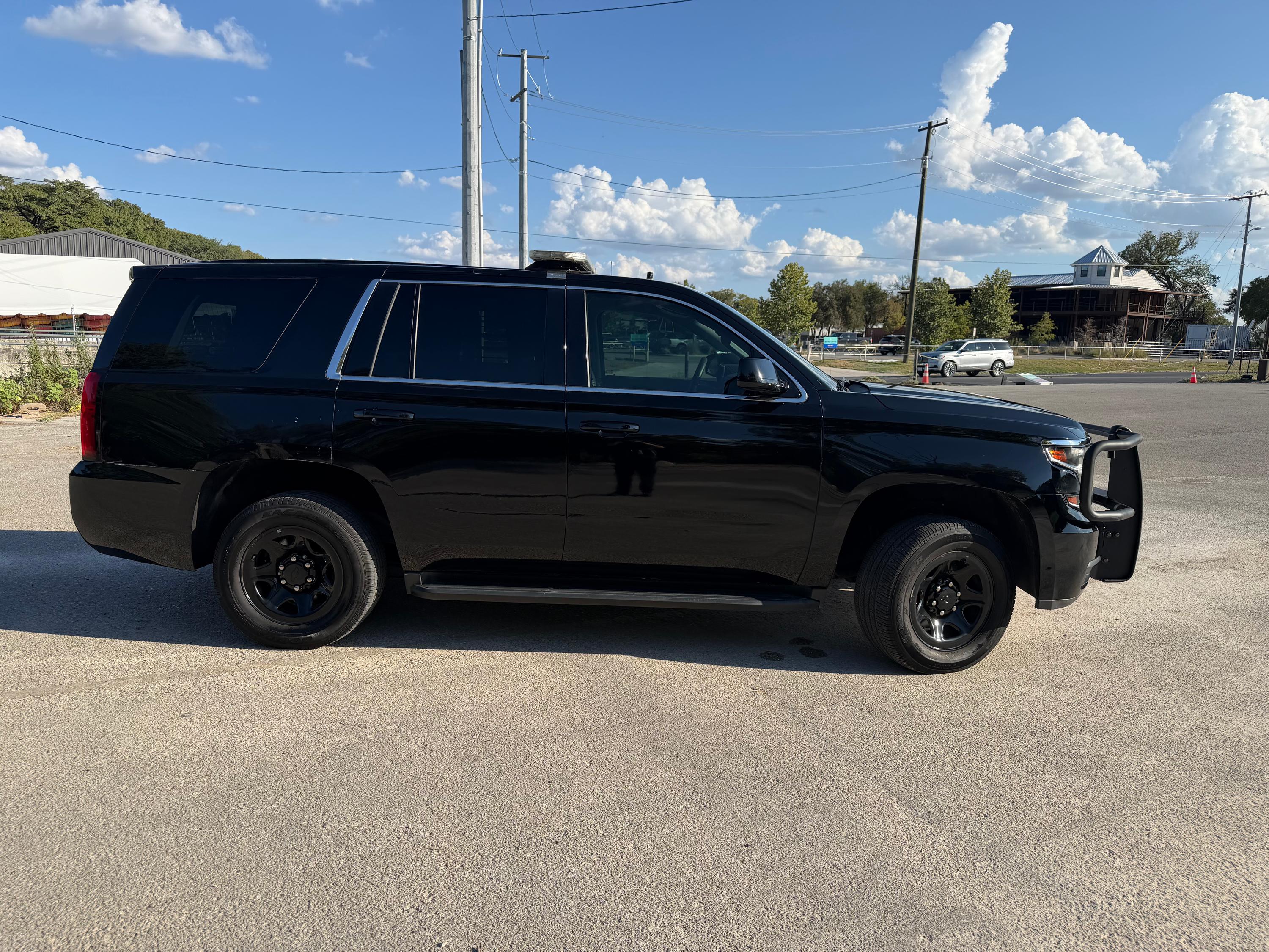 2019 Chevrolet Tahoe **Fully Equipped** - image 5