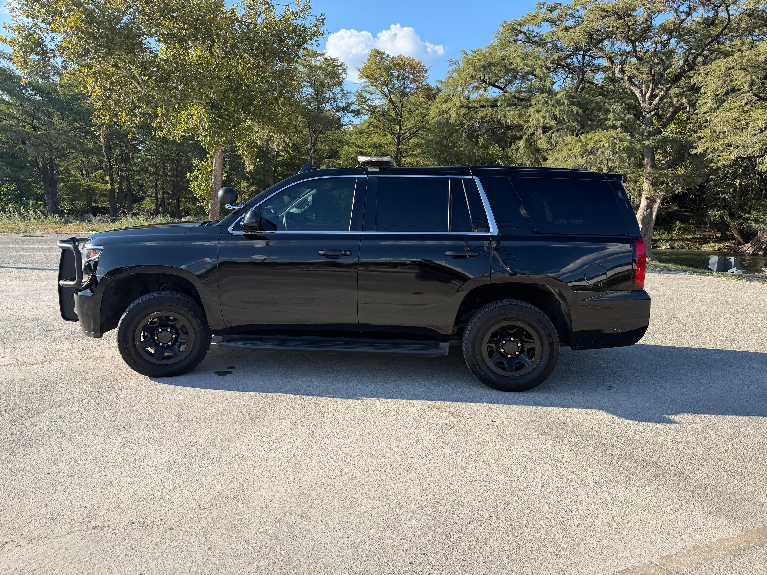 2019 Chevrolet Tahoe **Fully Equipped** - image 4