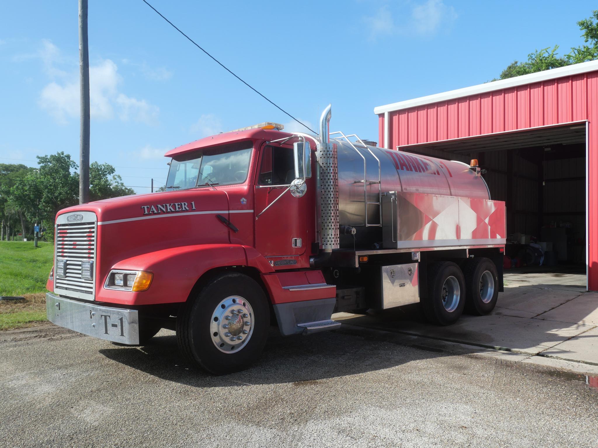 1996 Freightliner 3300 Gallon Tanker/Tender - image 1