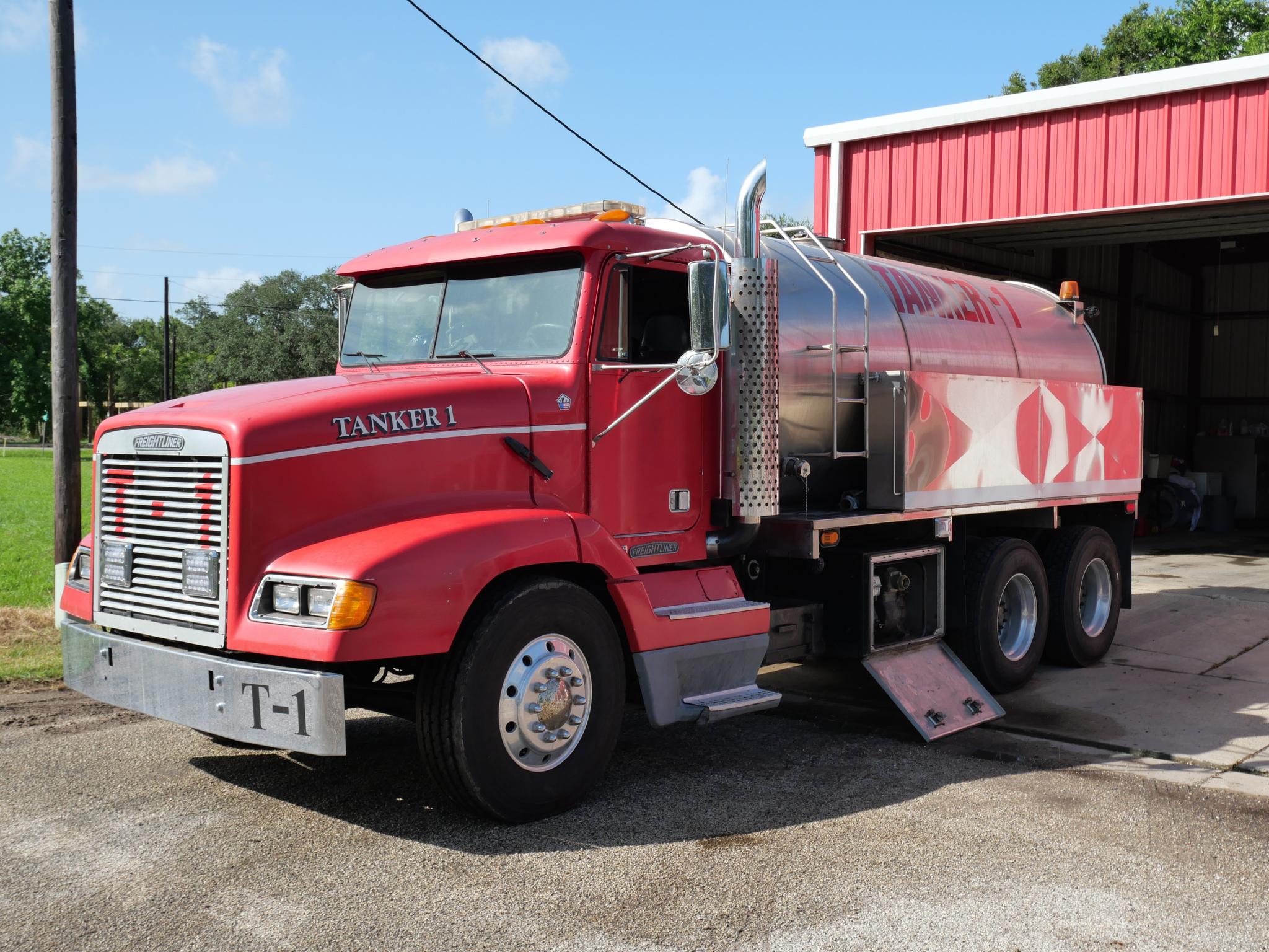 1996 Freightliner 3300 Gallon Tanker/Tender - image 4