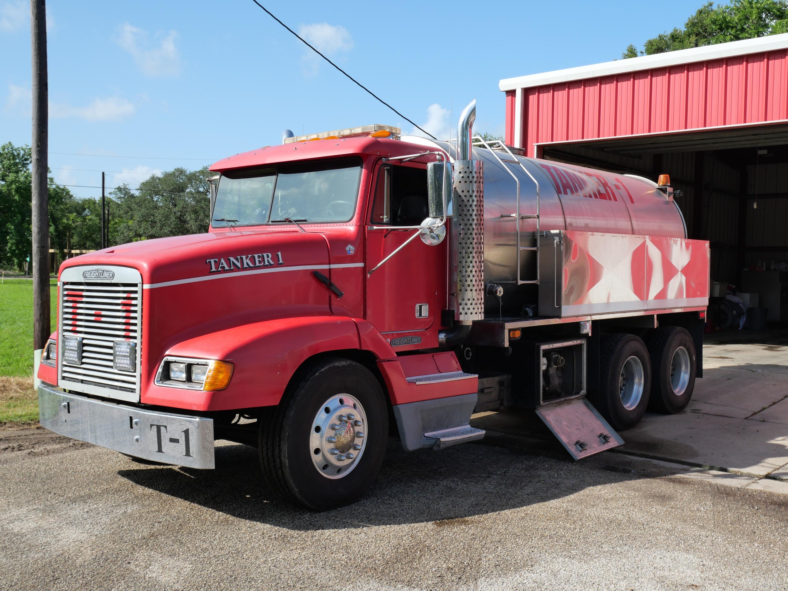 1996 Freightliner 3300 Gallon Tanker/Tender - image 4