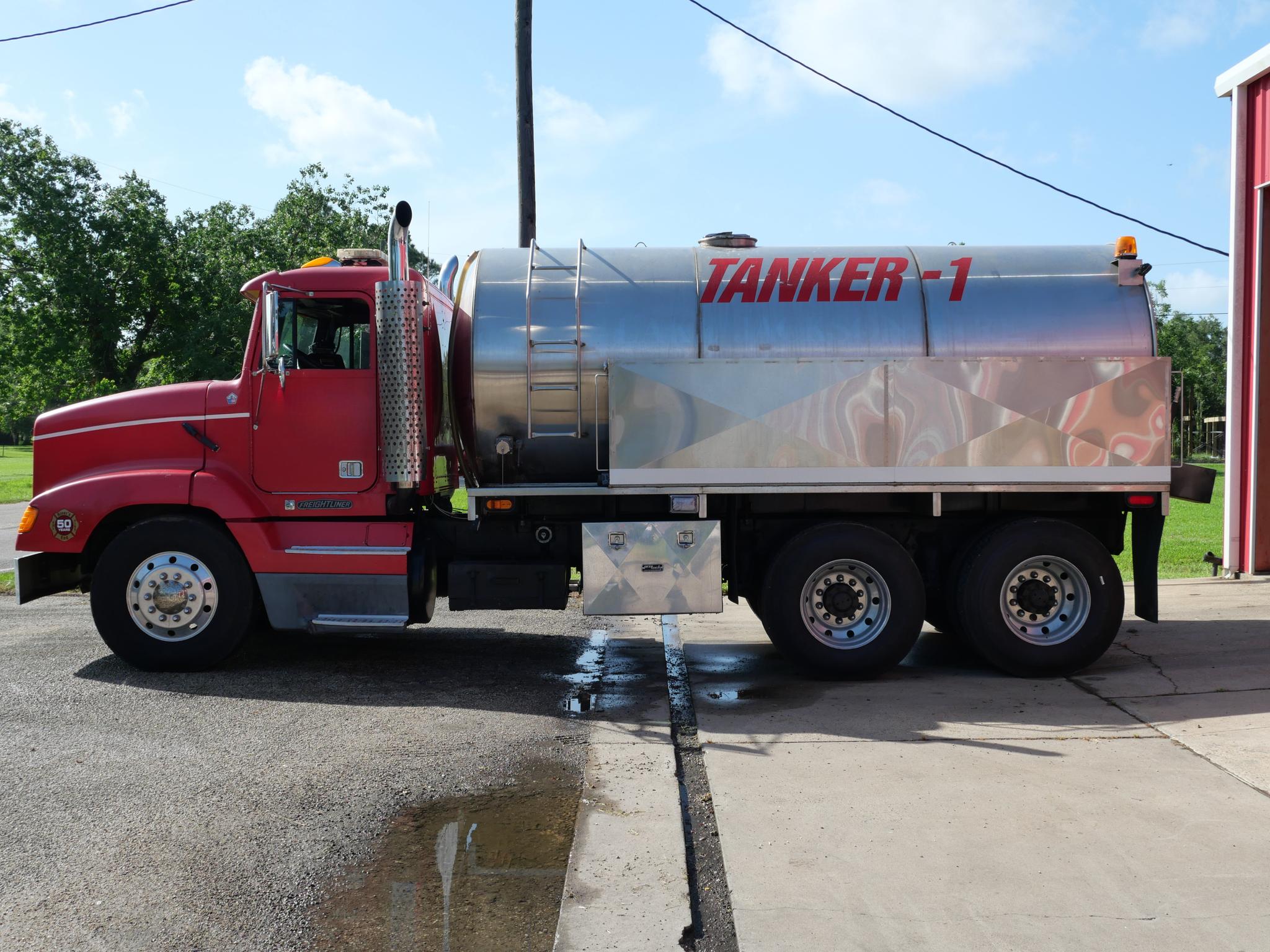 1996 Freightliner 3300 Gallon Tanker/Tender - image 2