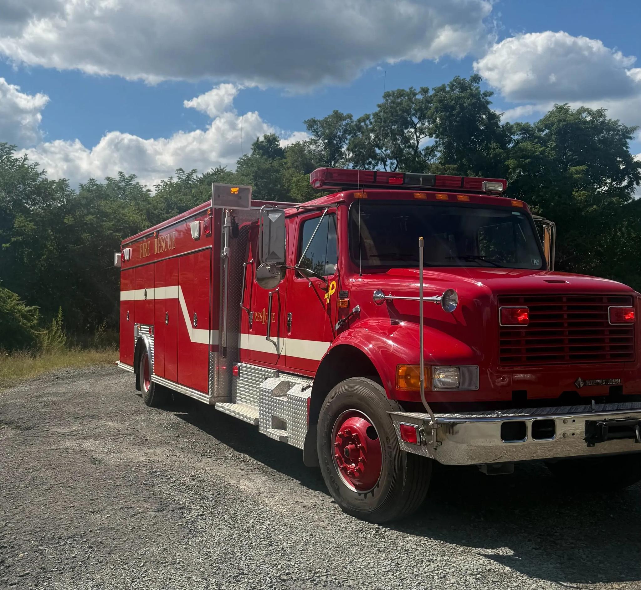 1999 International 4400 Heavy Rescue - image 1