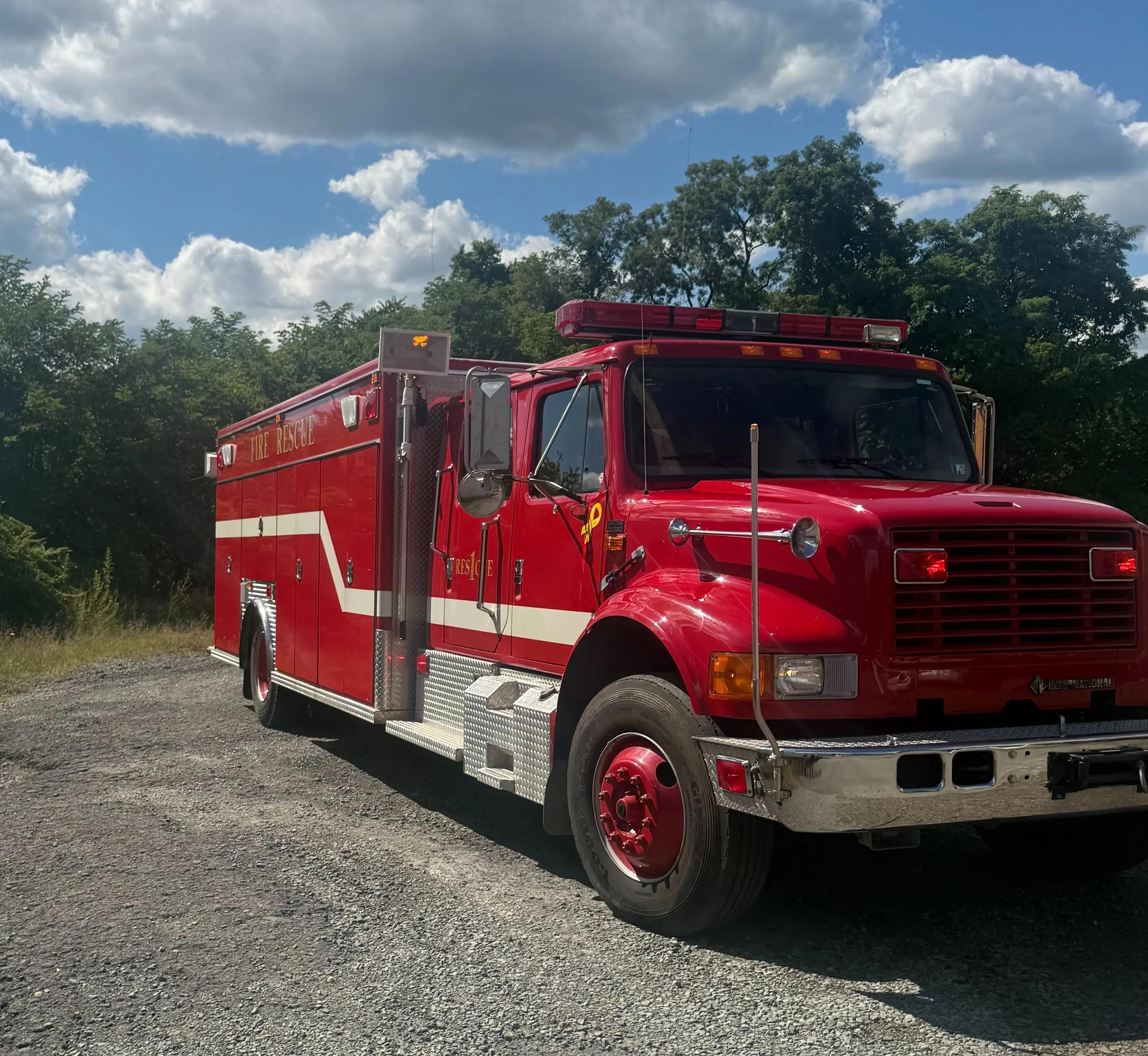 1999 International 4400 Heavy Rescue - image 1