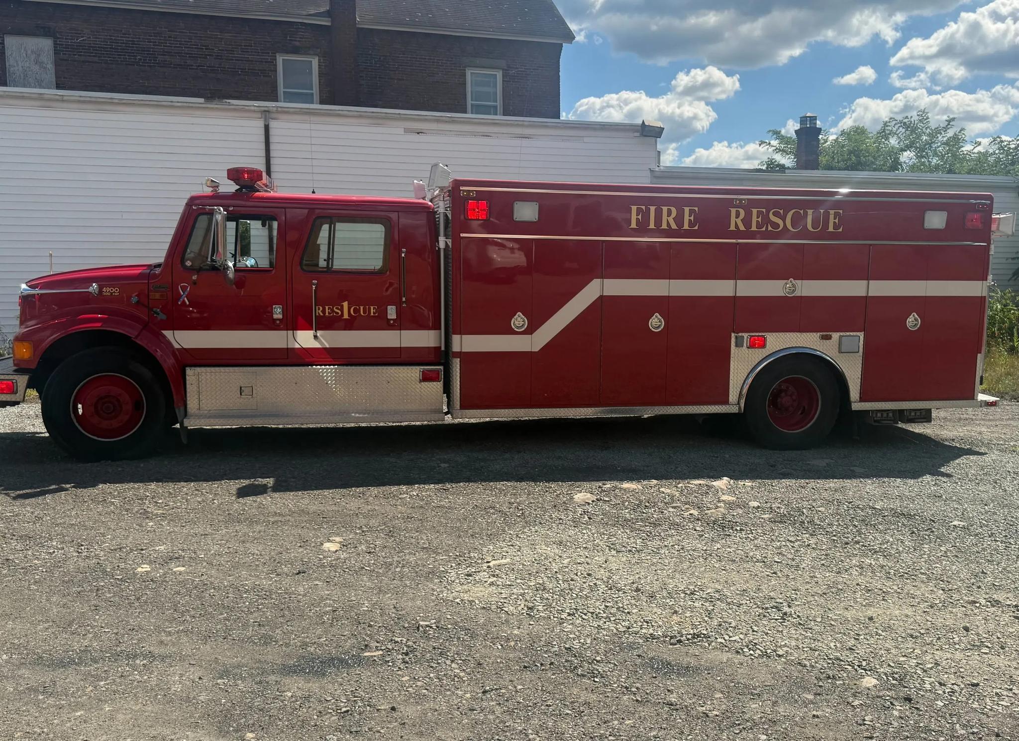 1999 International 4400 Heavy Rescue - image 3