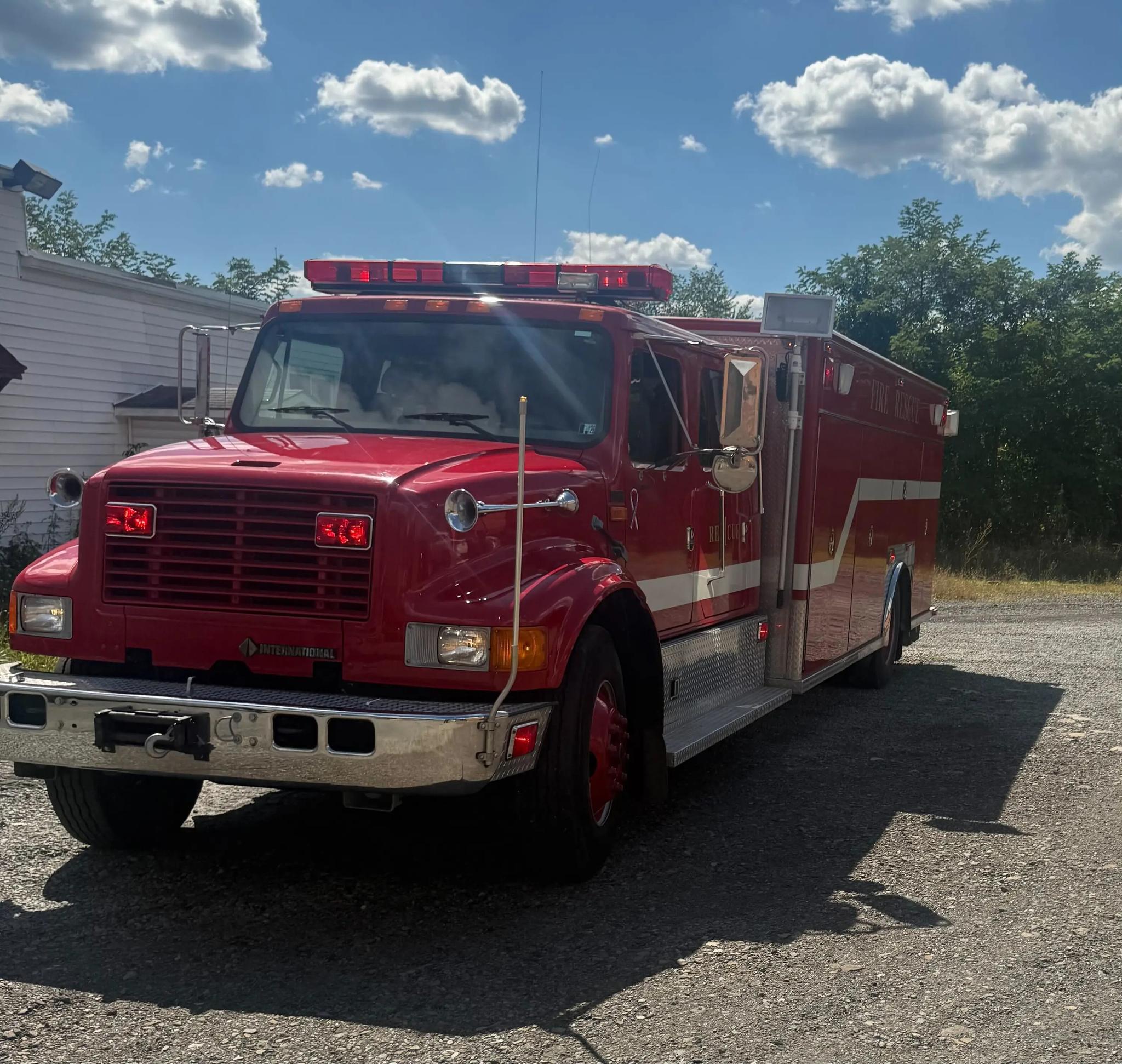 1999 International 4400 Heavy Rescue - image 2
