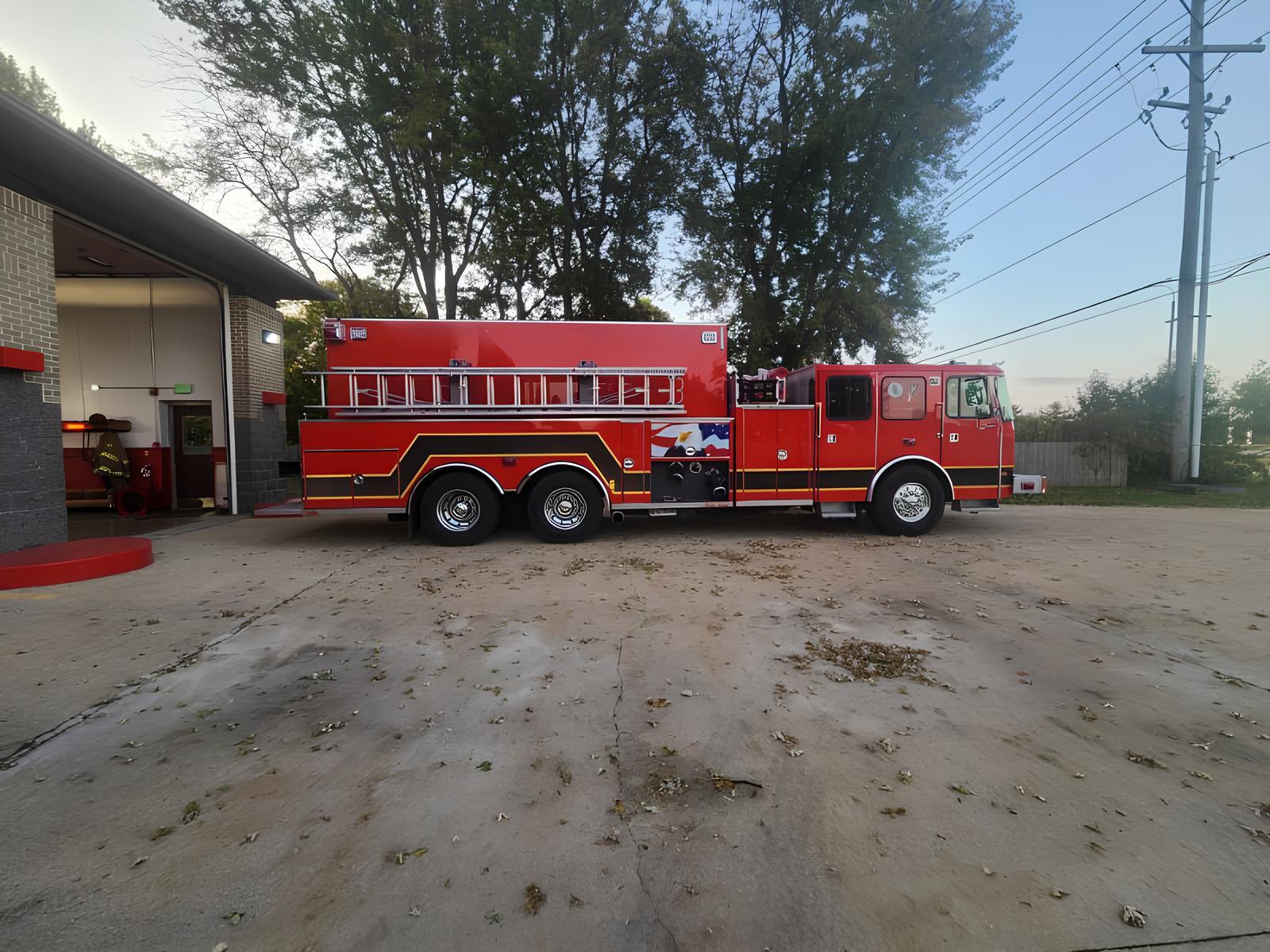 2004 / 2021 E-One Tender Pumper - image 2