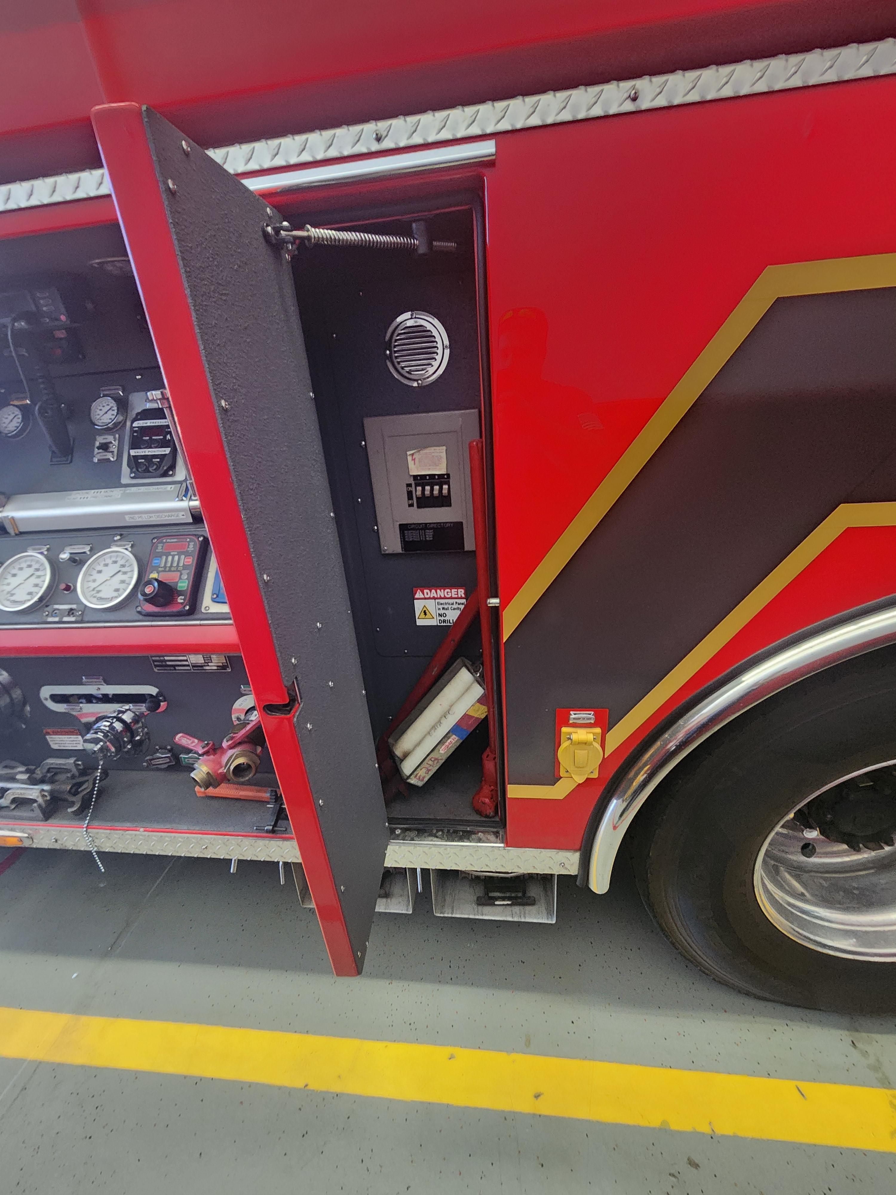 2004 / 2021 E-One Tender Pumper - image 8