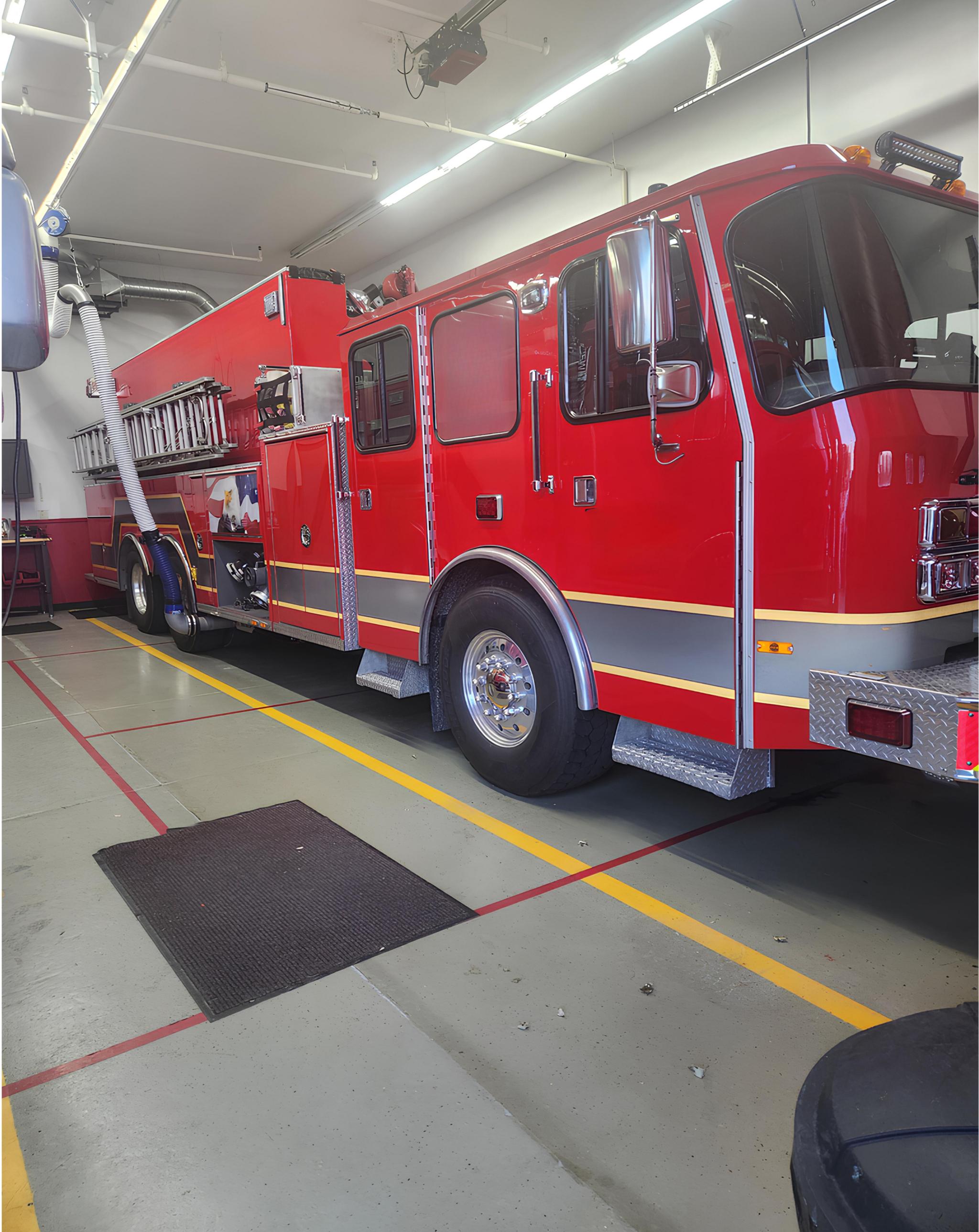 2004 / 2021 E-One Tender Pumper - image 3