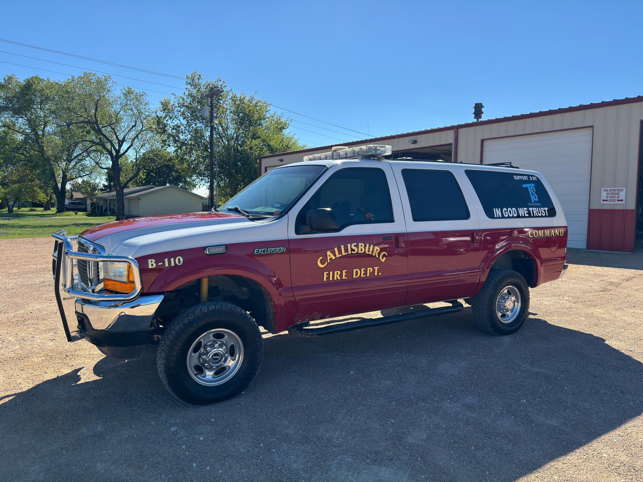 2001 Ford Excursion 4x4 Command Truck - image 1