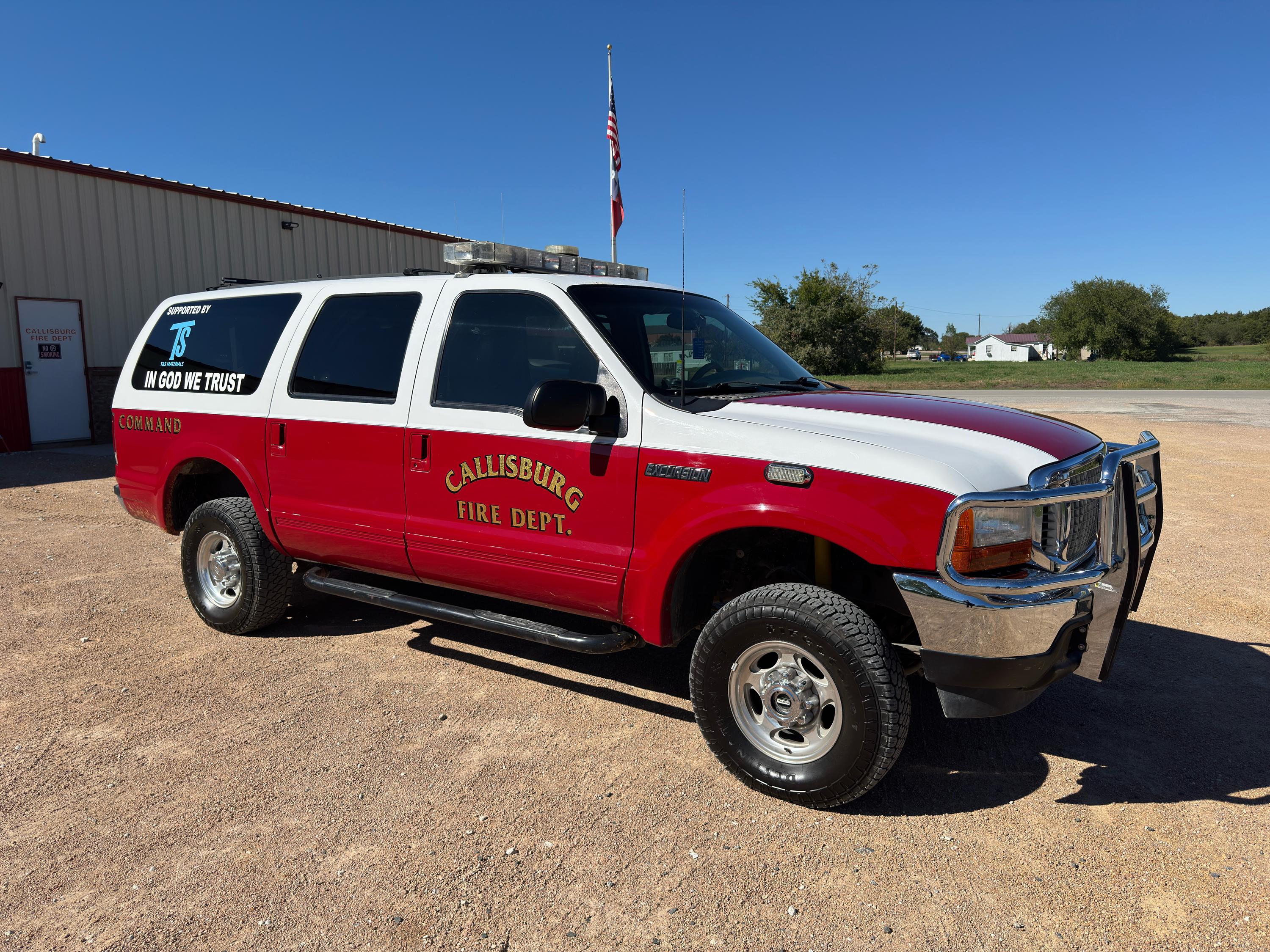 2001 Ford Excursion 4x4 Command Truck - image 2