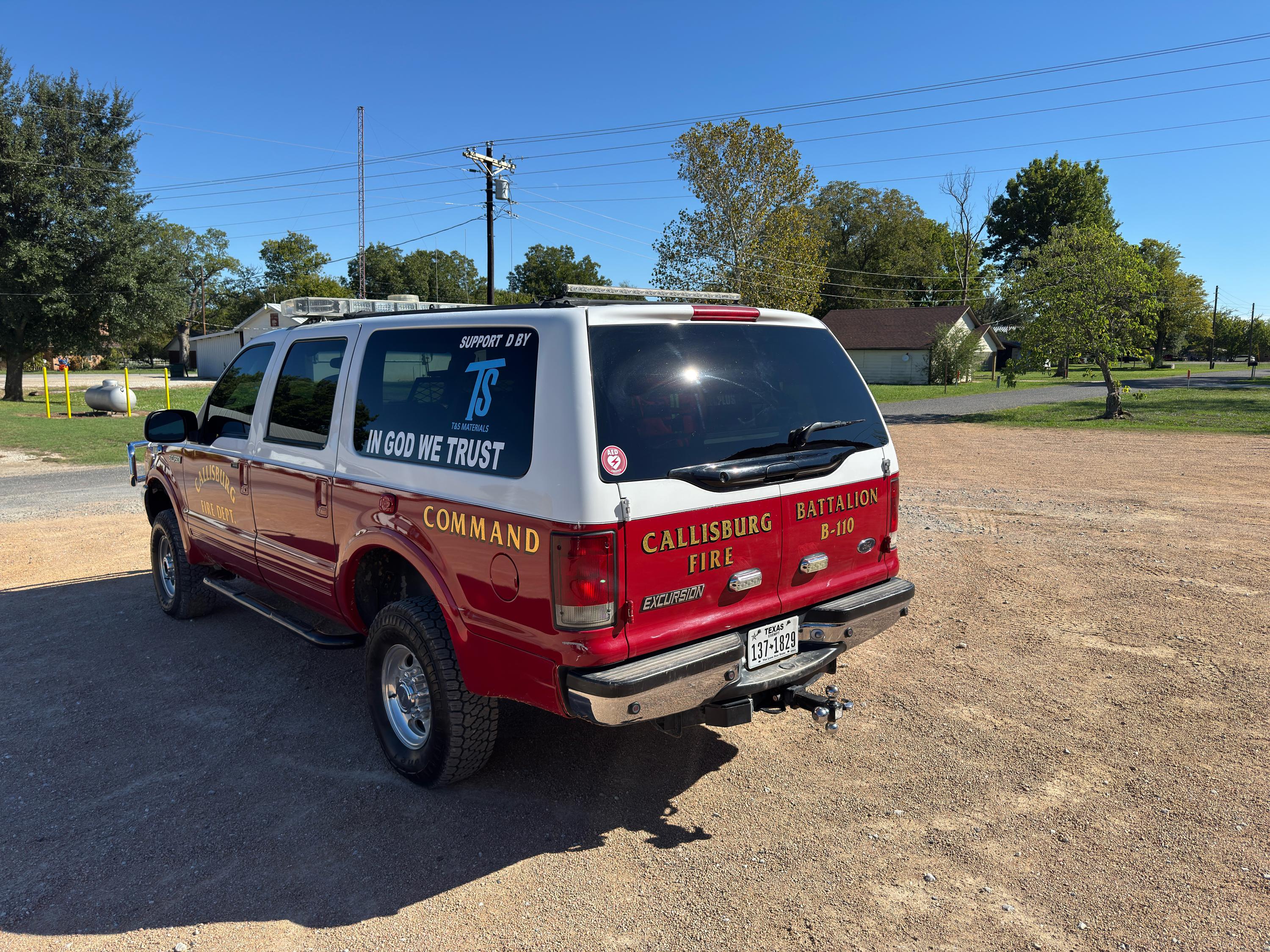 2001 Ford Excursion 4x4 Command Truck - image 4