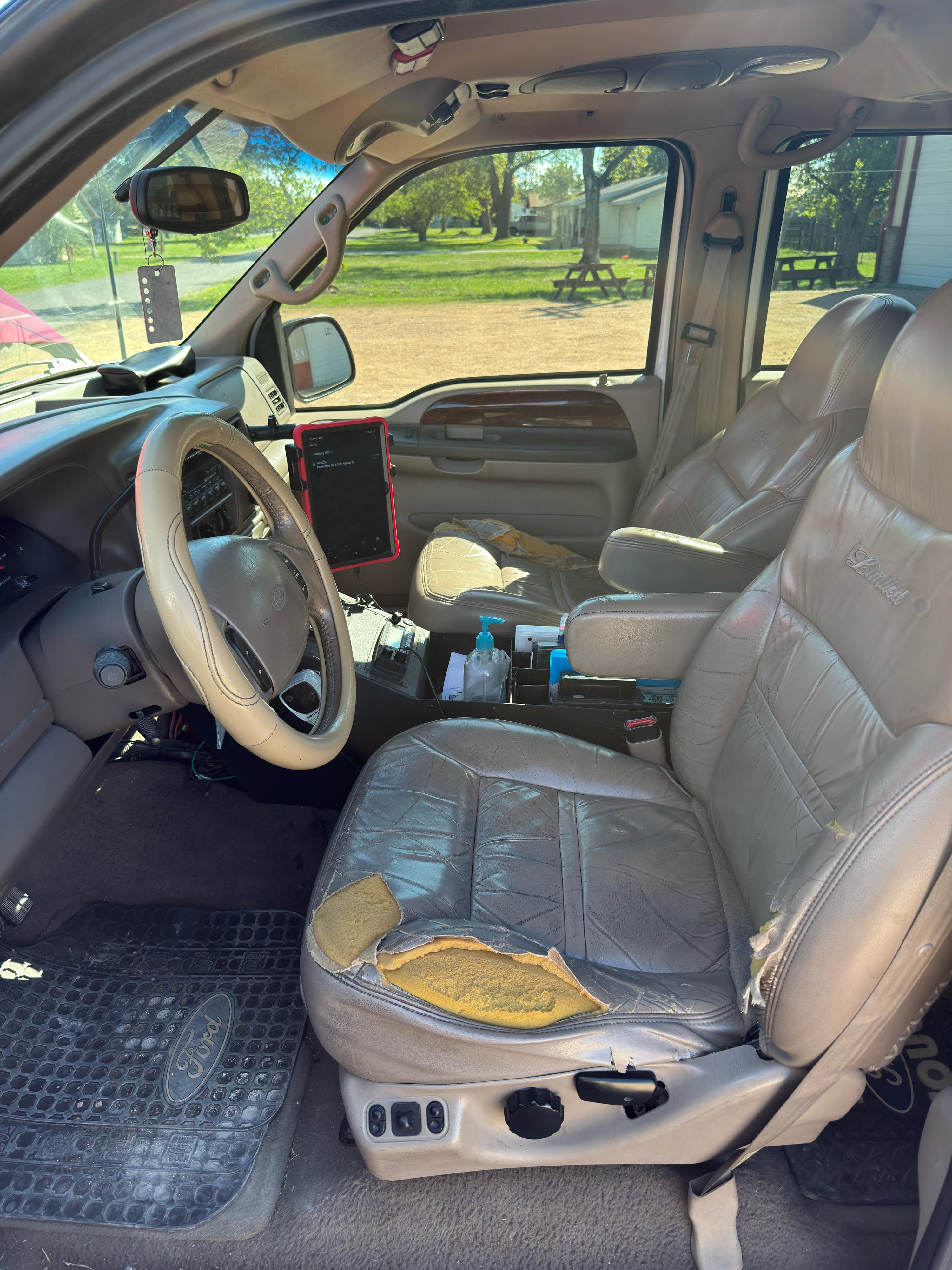 2001 Ford Excursion 4x4 Command Truck - image 7