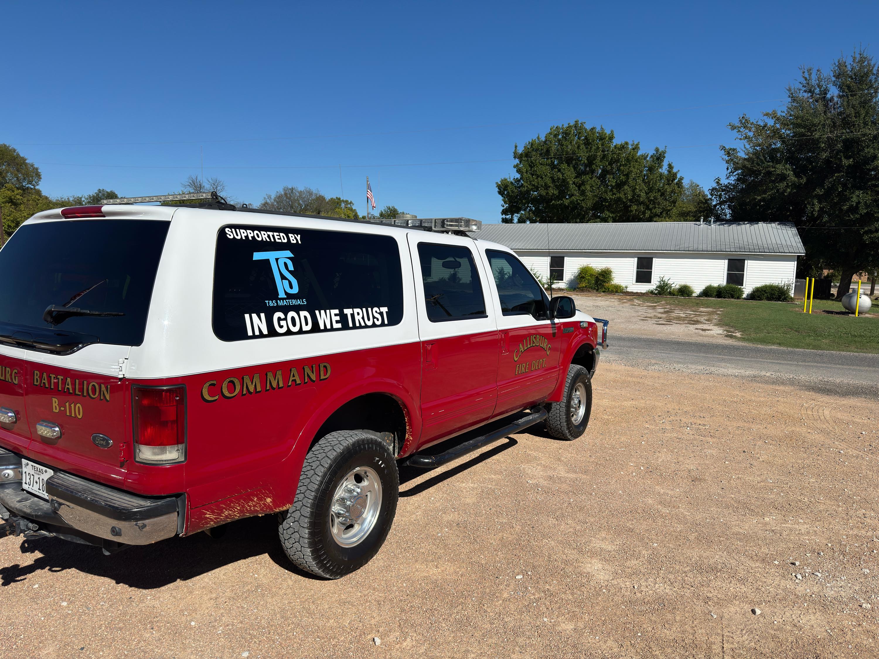 2001 Ford Excursion 4x4 Command Truck - image 3