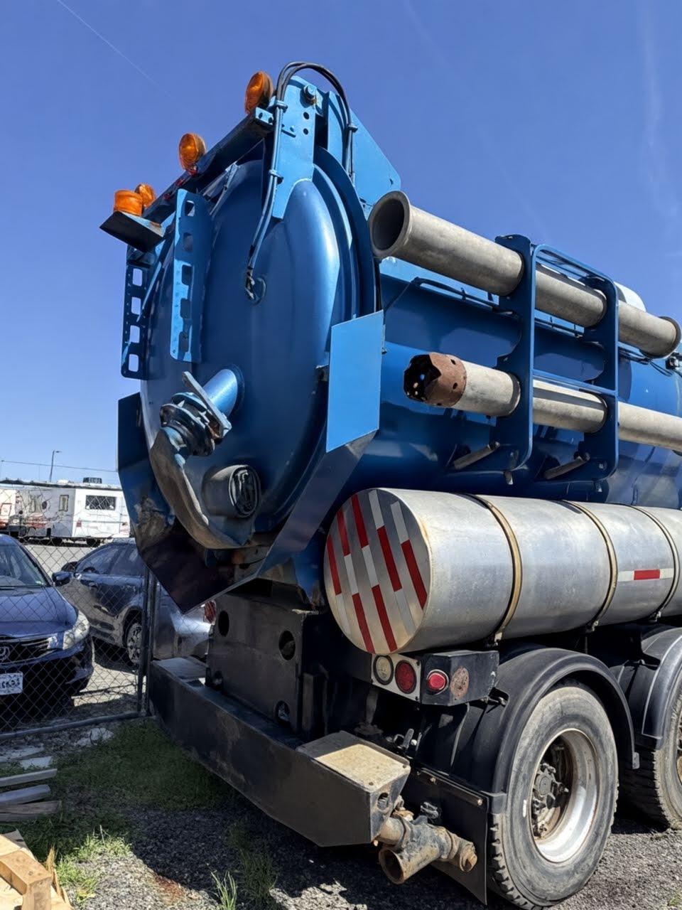 1995 International Hydrovac - image 3