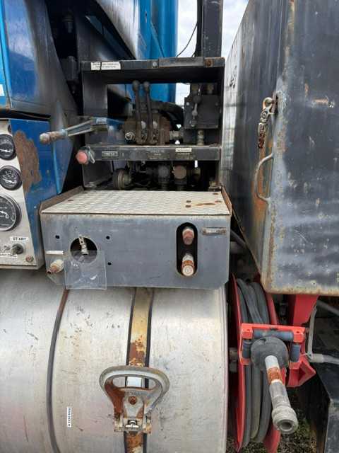 1995 International Hydrovac — photo 8