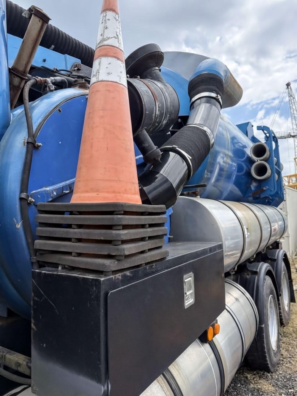1995 International Hydrovac - image 5