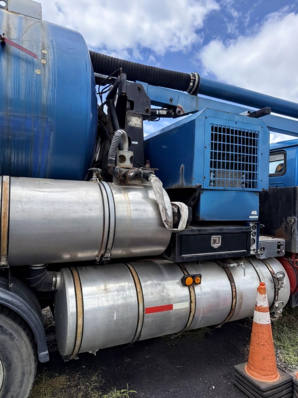 1995 International Hydrovac - image 2