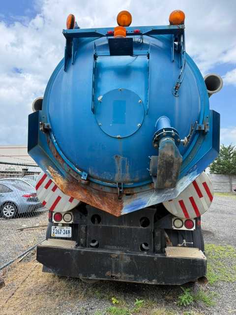1995 International Hydrovac — photo 4