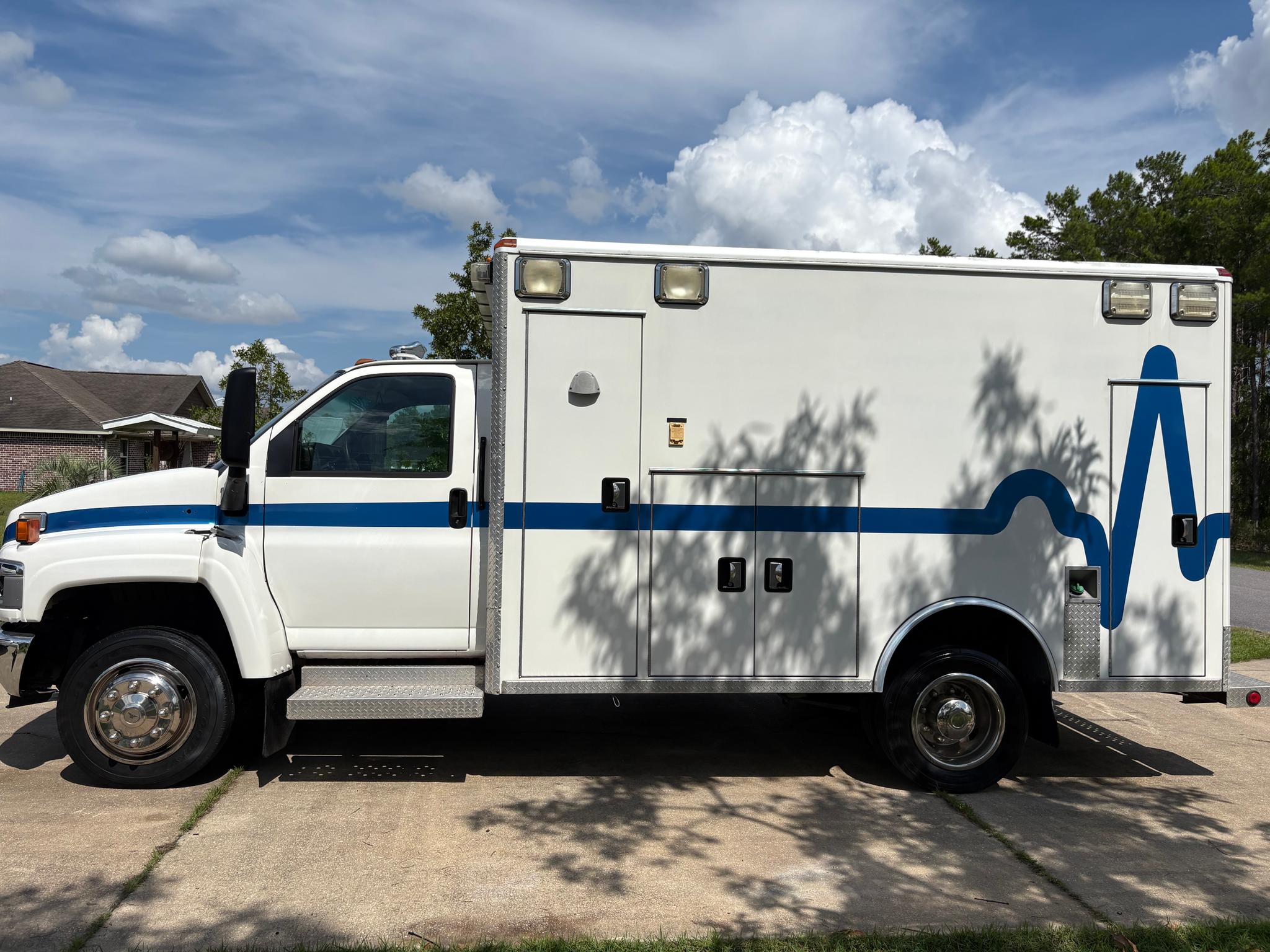 2010 Chevy C5500 Type III Ambulance – 62K Original Miles – Clean Title Ambulance - image 2