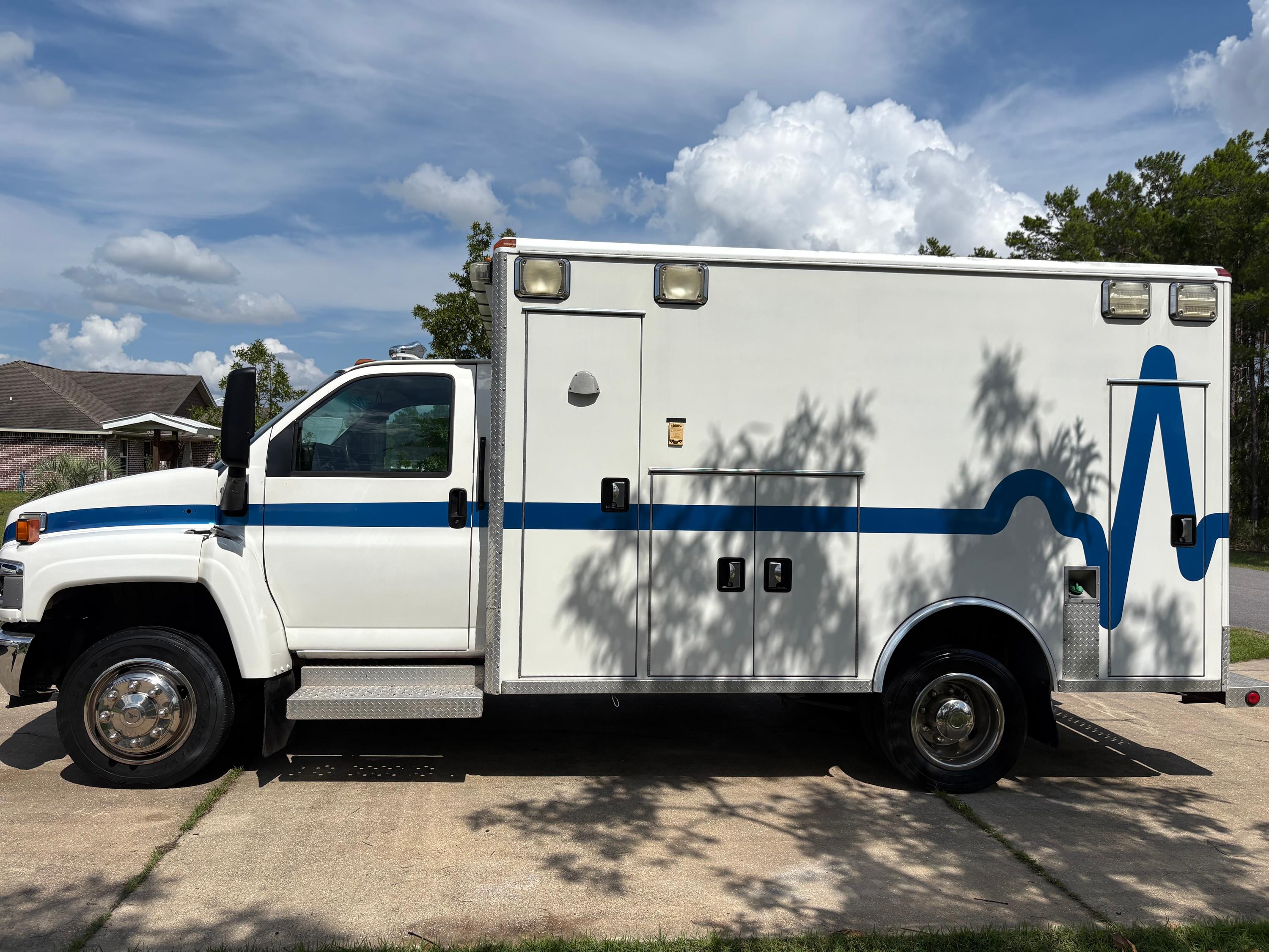 2010 Chevy C5500 Type III Ambulance – 62K Original Miles – Clean Title Ambulance - image 2