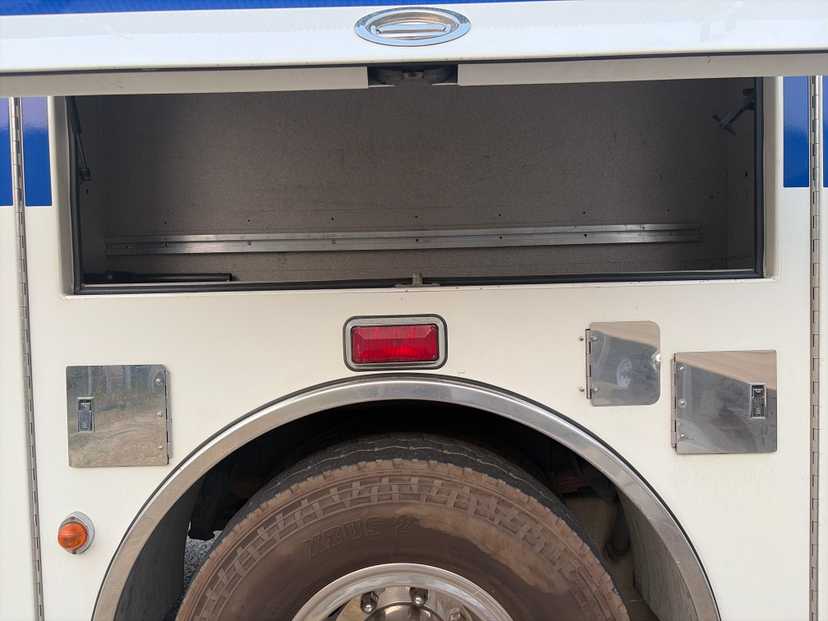1998 Pierce Saber Pumper — photo 8
