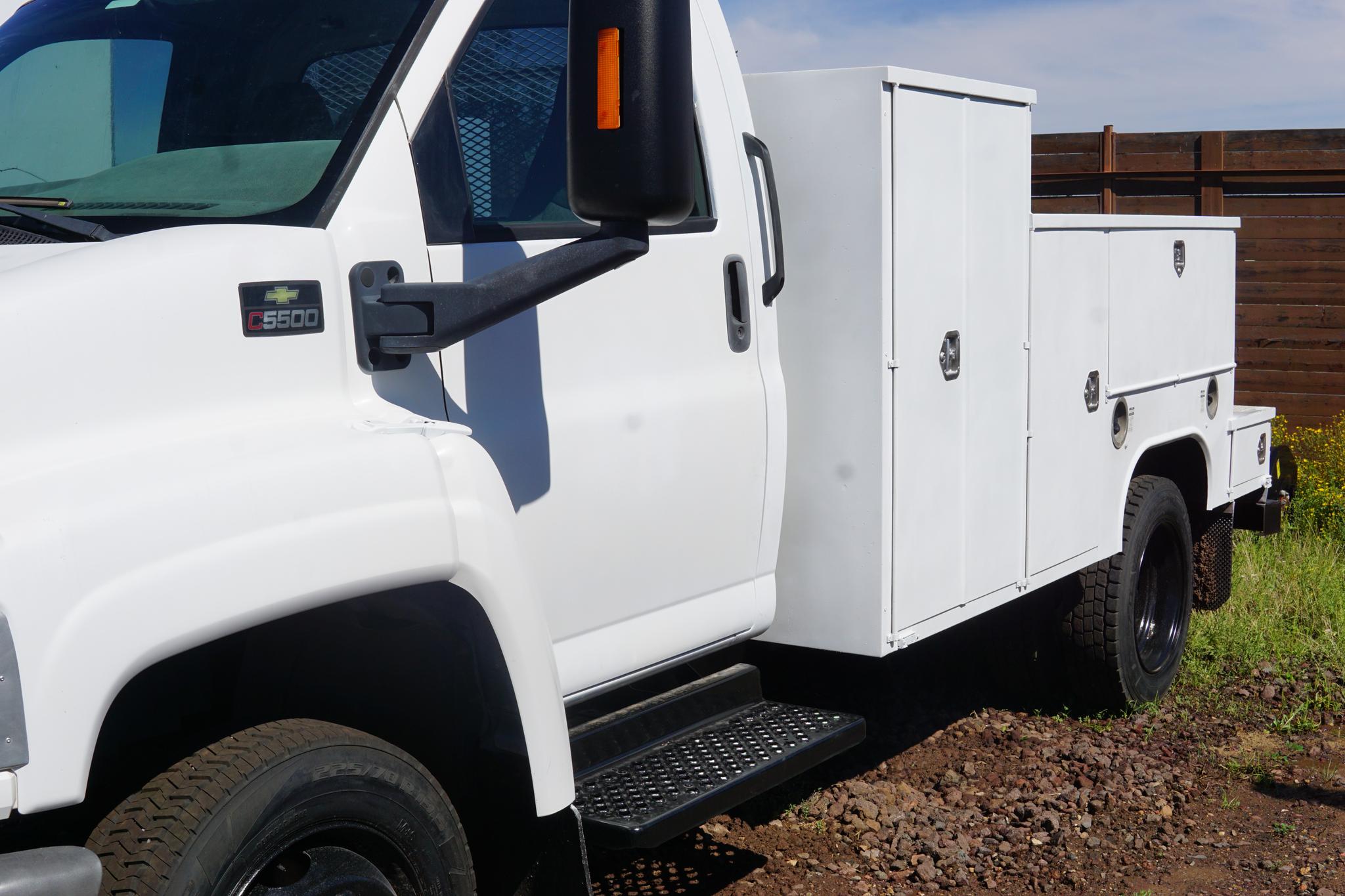 2007 Chevrolet Kodiak C5500 - image 2