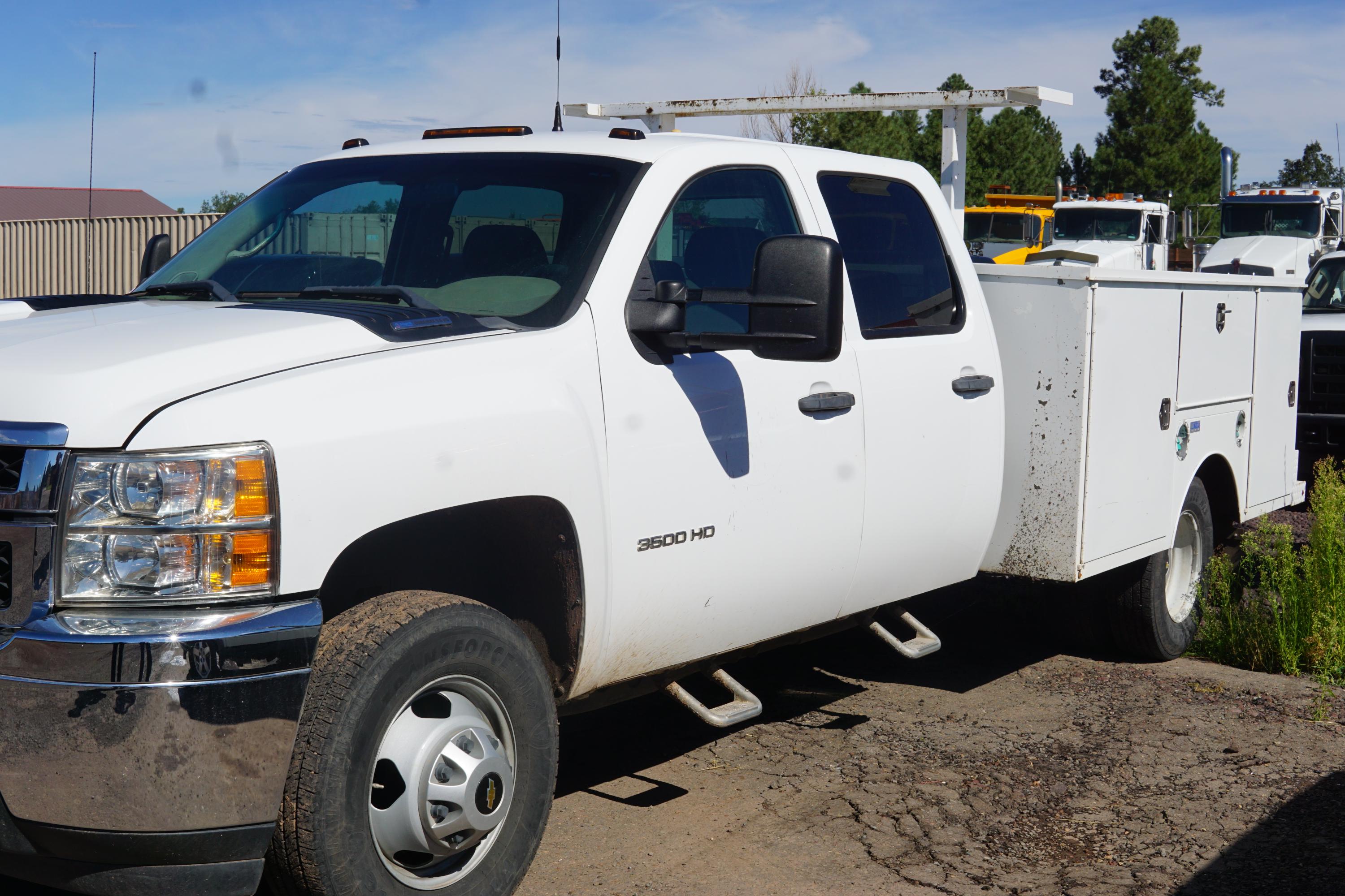 2013 Chevy Silverado 3500 - image 4
