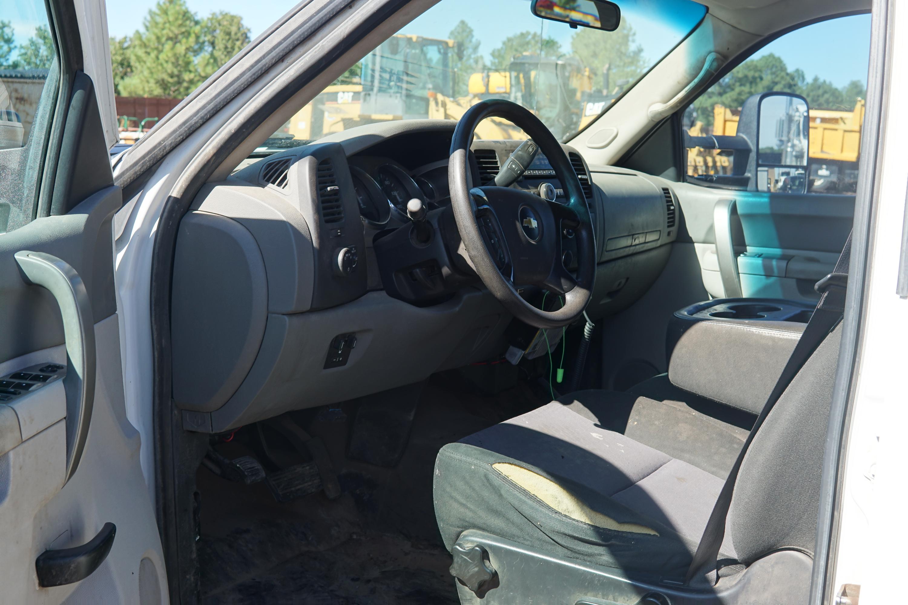 2013 Chevy Silverado 3500 - image 9