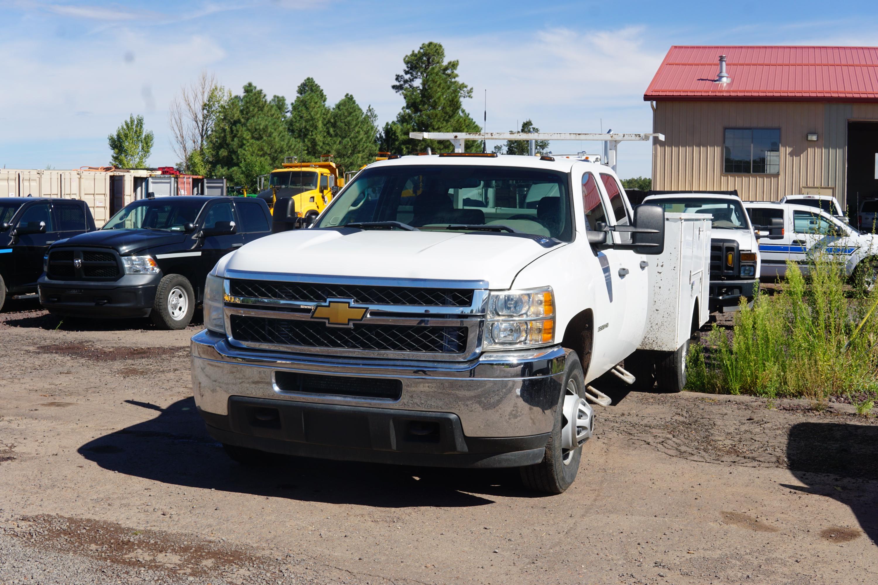 2013 Chevy Silverado 3500 - image 3