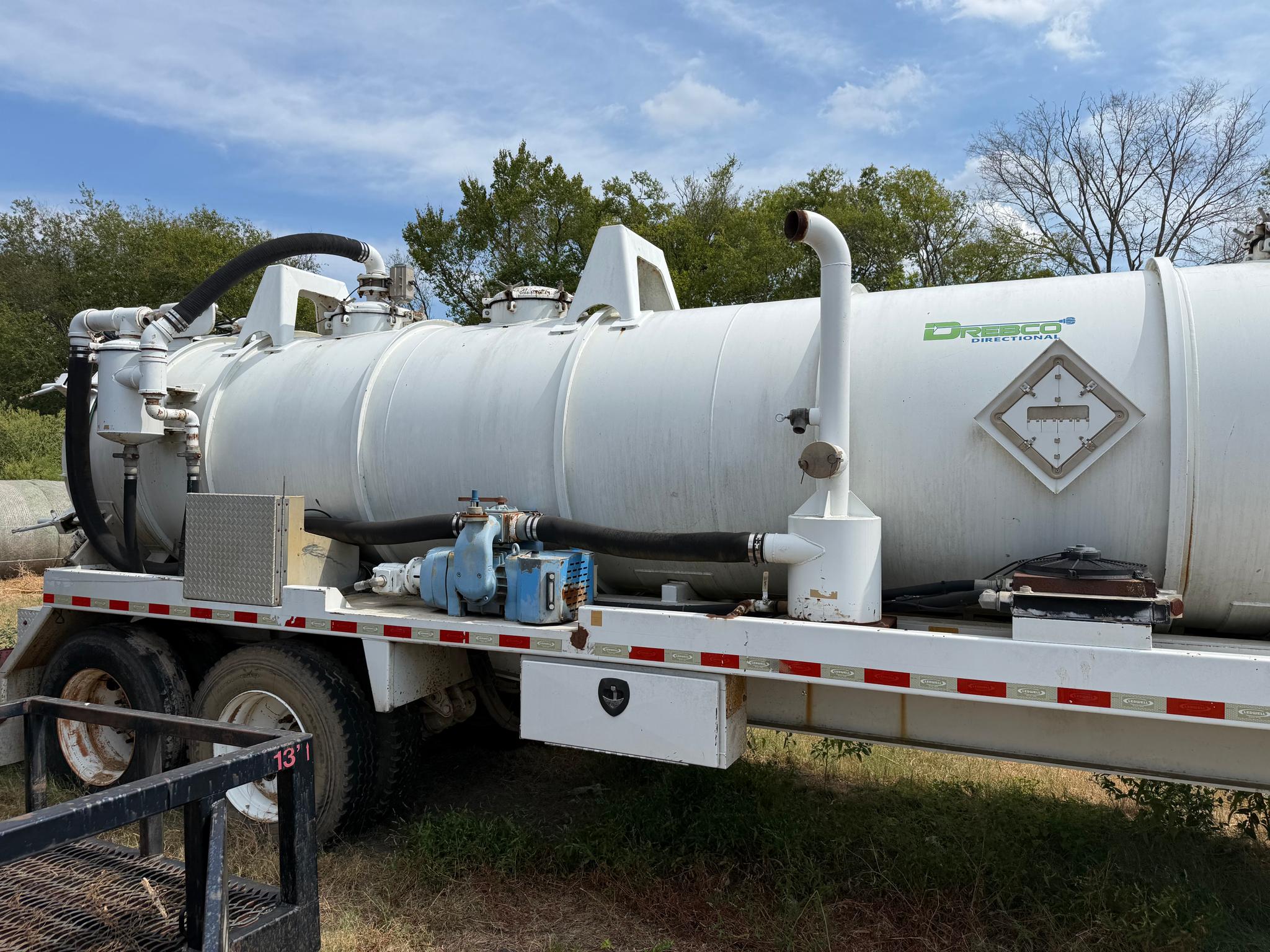2015 Ledwell 130-barrel DOT 407 vacuum tank trailer with hydraulic dump - image 2