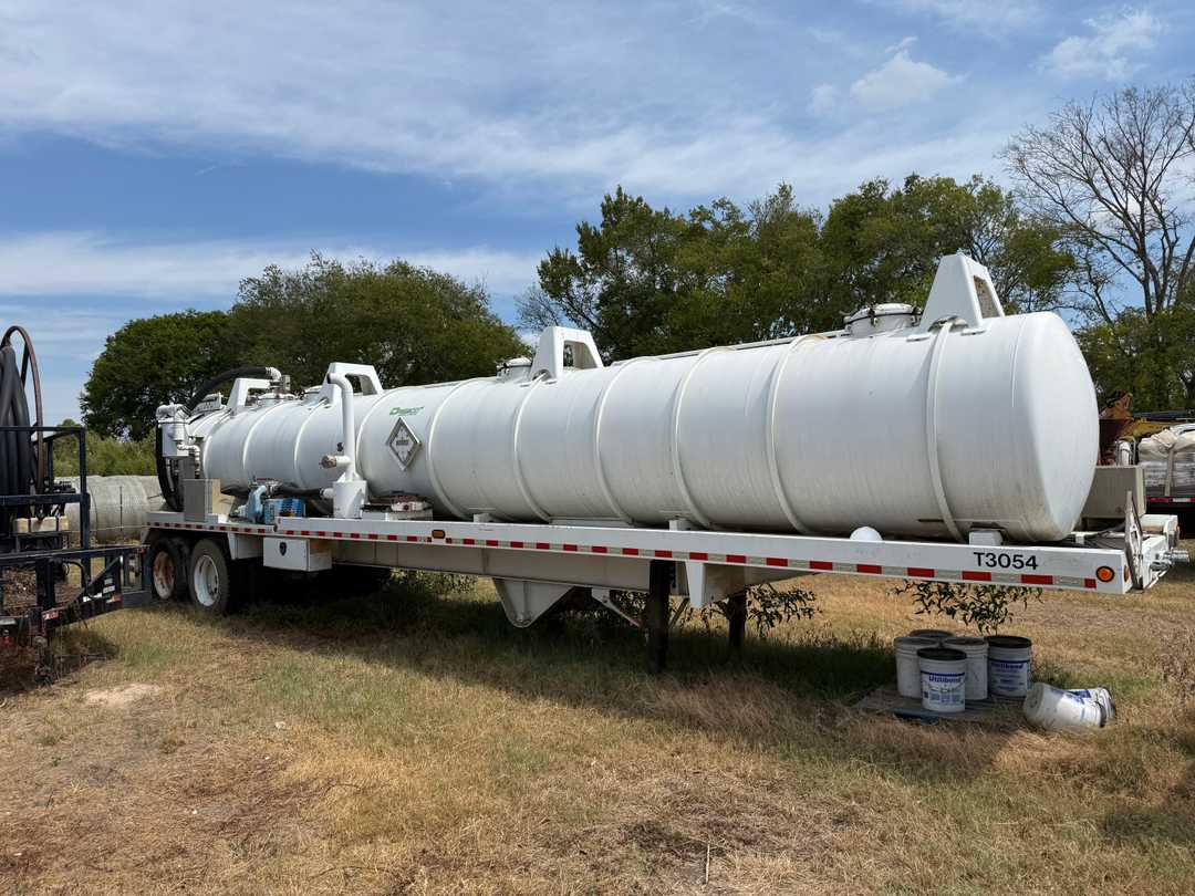 2015 Ledwell 130-barrel DOT 407 vacuum tank trailer with hydraulic dump
