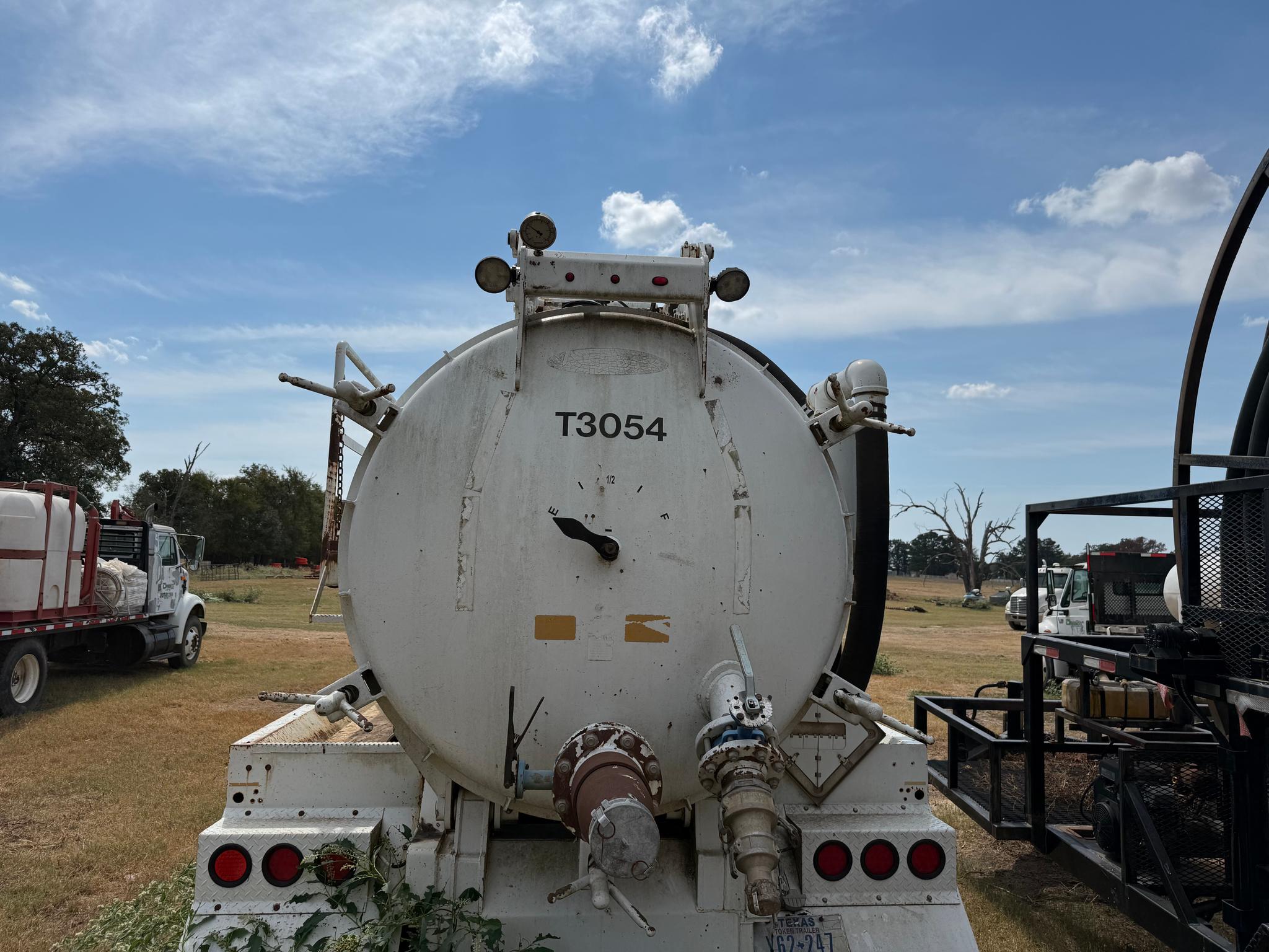 2015 Ledwell 130-barrel DOT 407 vacuum tank trailer with hydraulic dump - image 3