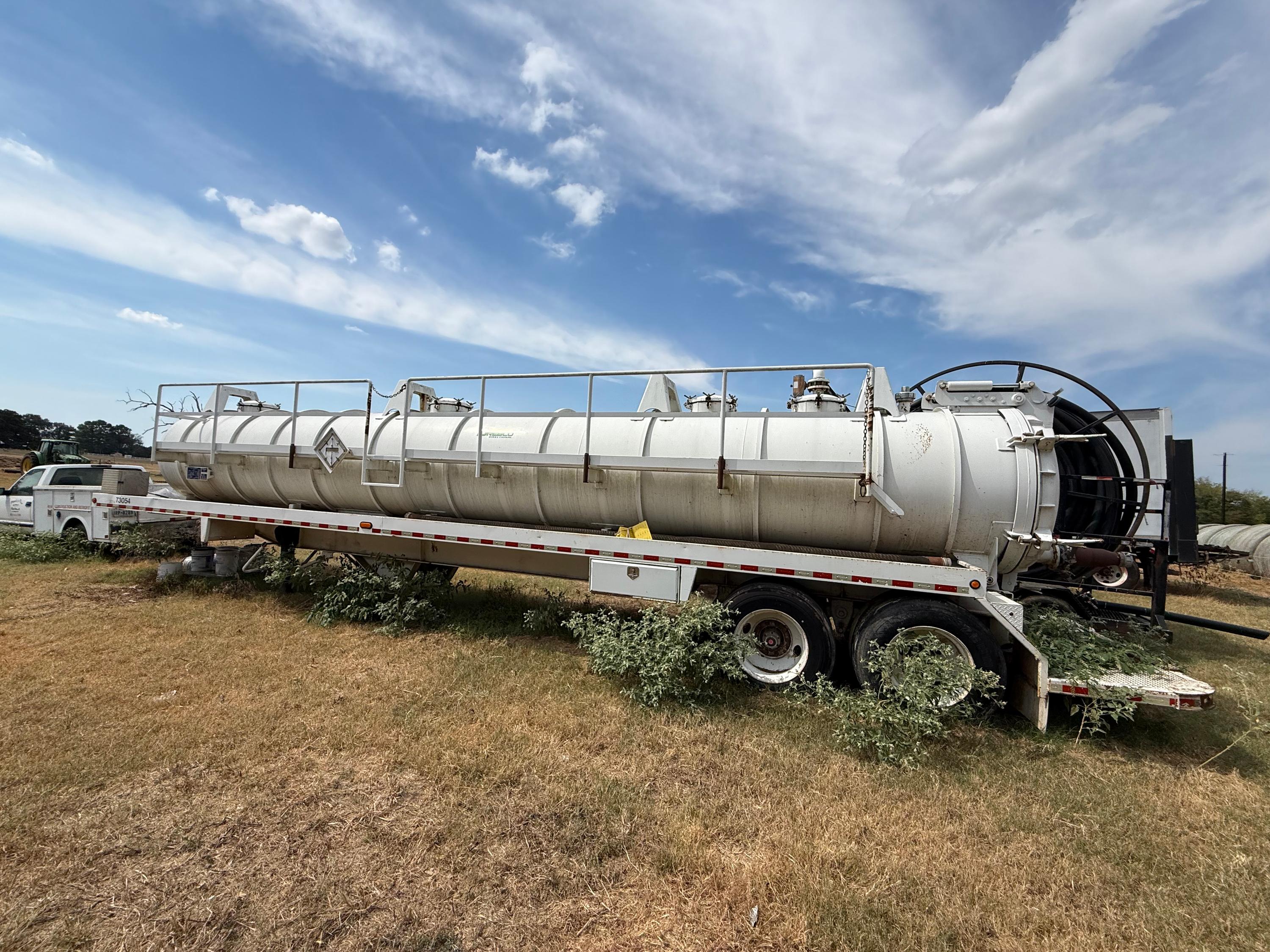 2015 Ledwell 130-barrel DOT 407 vacuum tank trailer with hydraulic dump - image 4