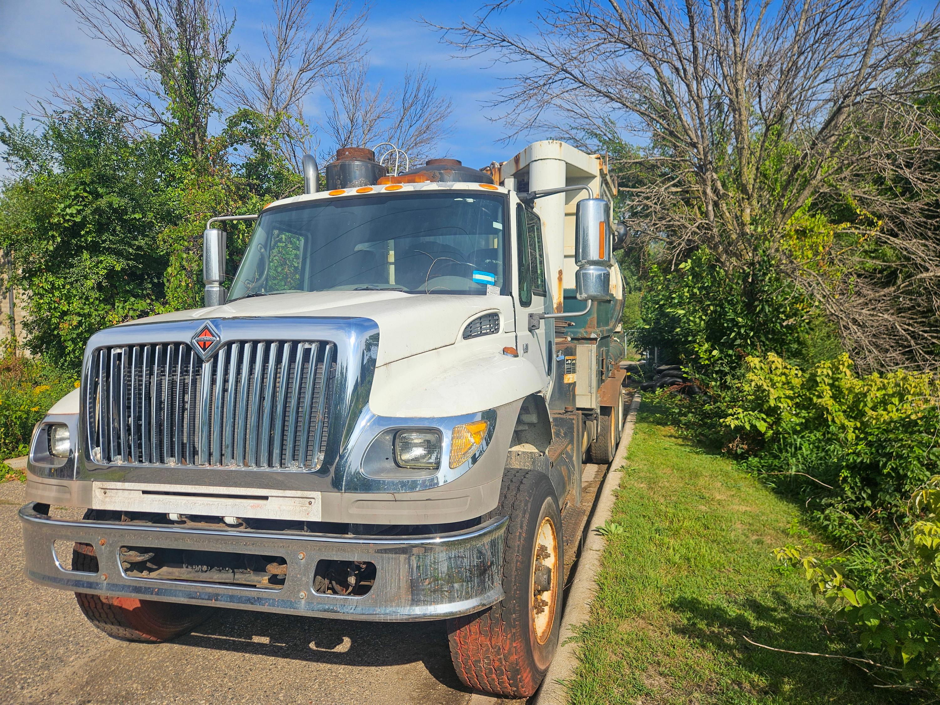 2004 International Guzzler Hydrovac - image 1