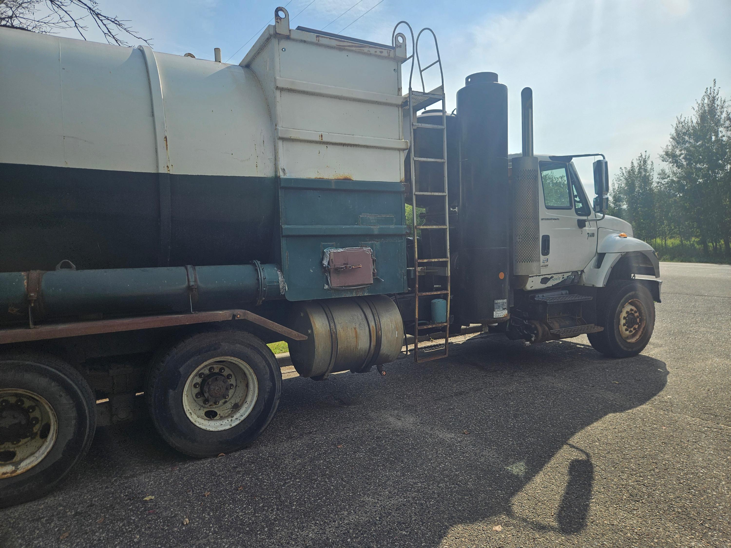 2004 International Guzzler Hydrovac - image 2