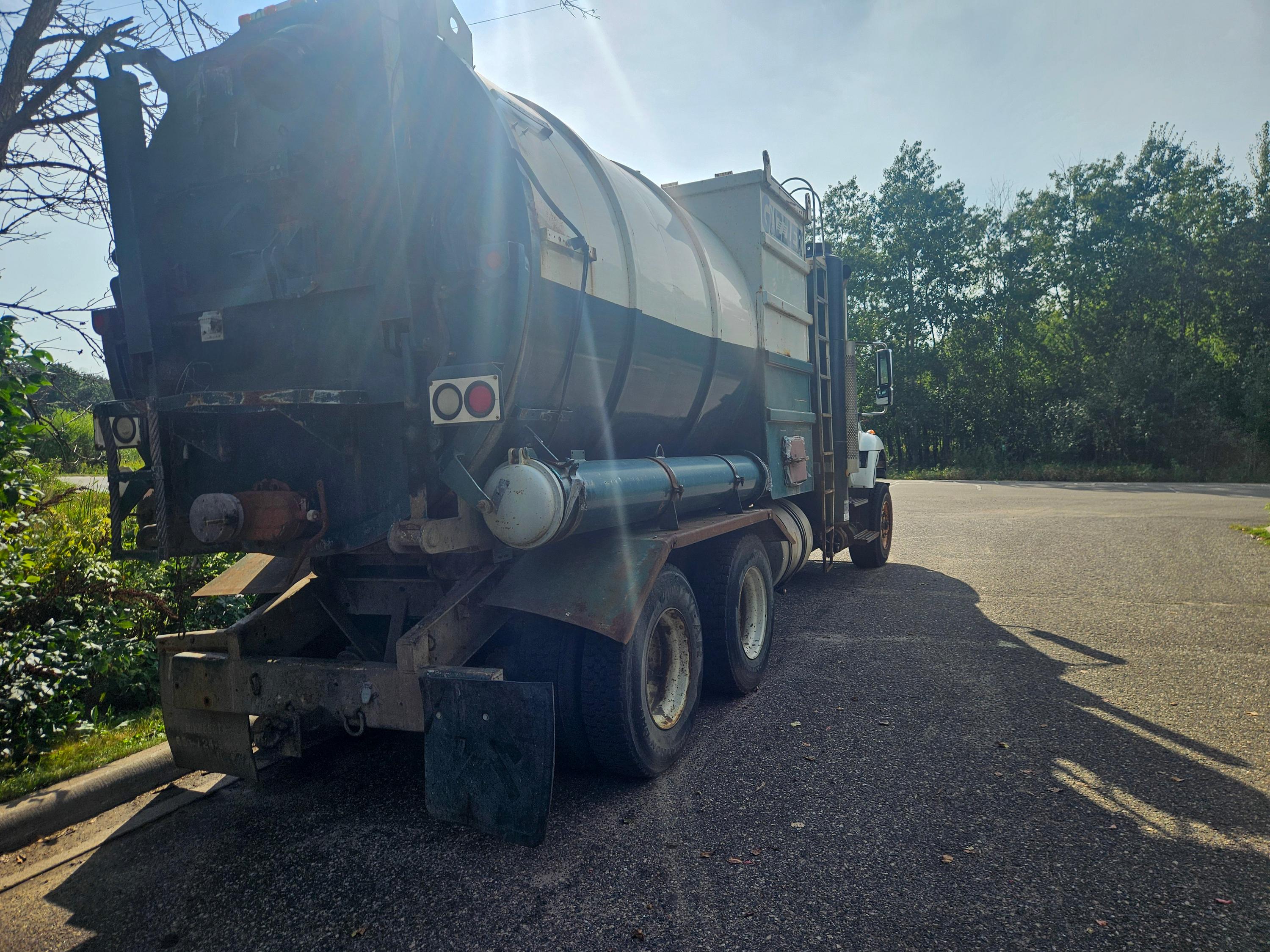 2004 International Guzzler Hydrovac - image 6