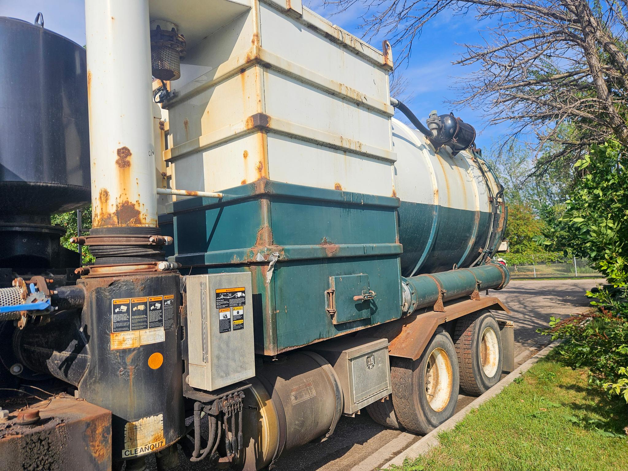 2004 International Guzzler Hydrovac - image 4