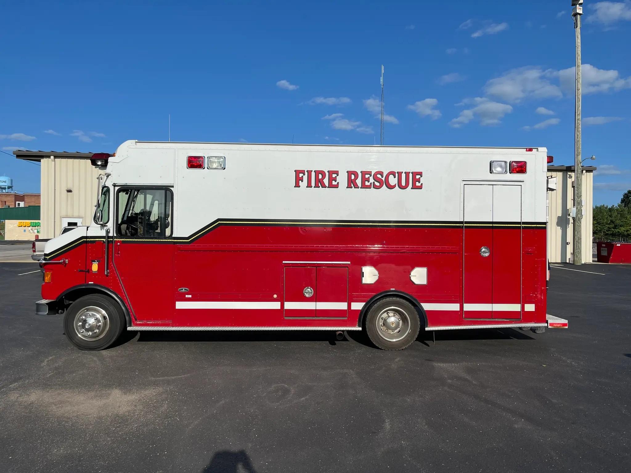 1998 International Rescue - image 8