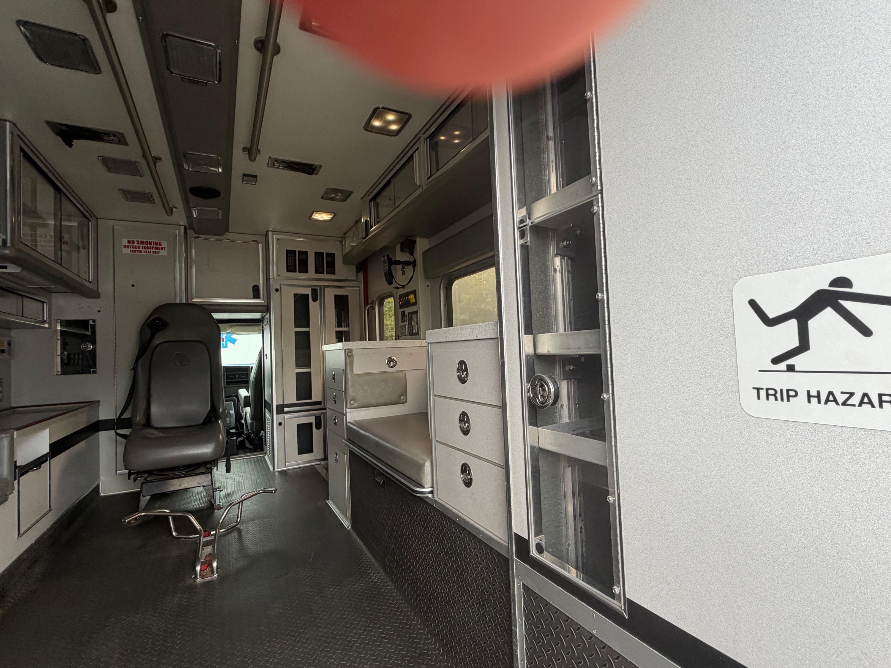 2013 LifeLine Chevrolet Type III Ambulance - image 6