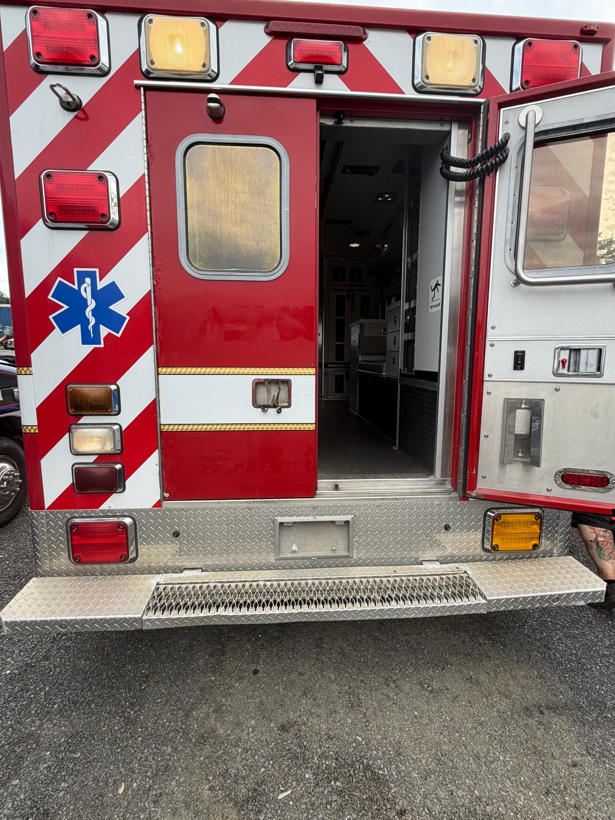 2013 LifeLine Chevrolet Type III Ambulance - image 5