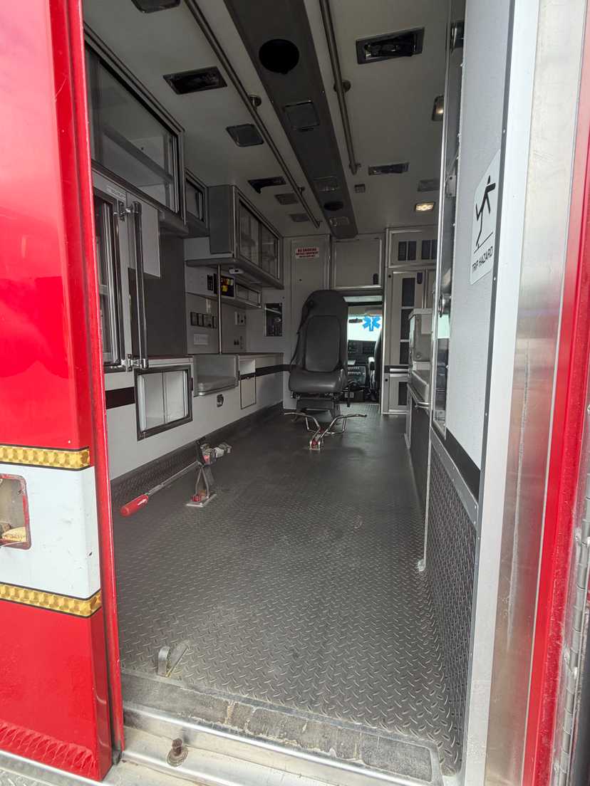 2013 LifeLine Chevrolet Type III Ambulance — photo 4