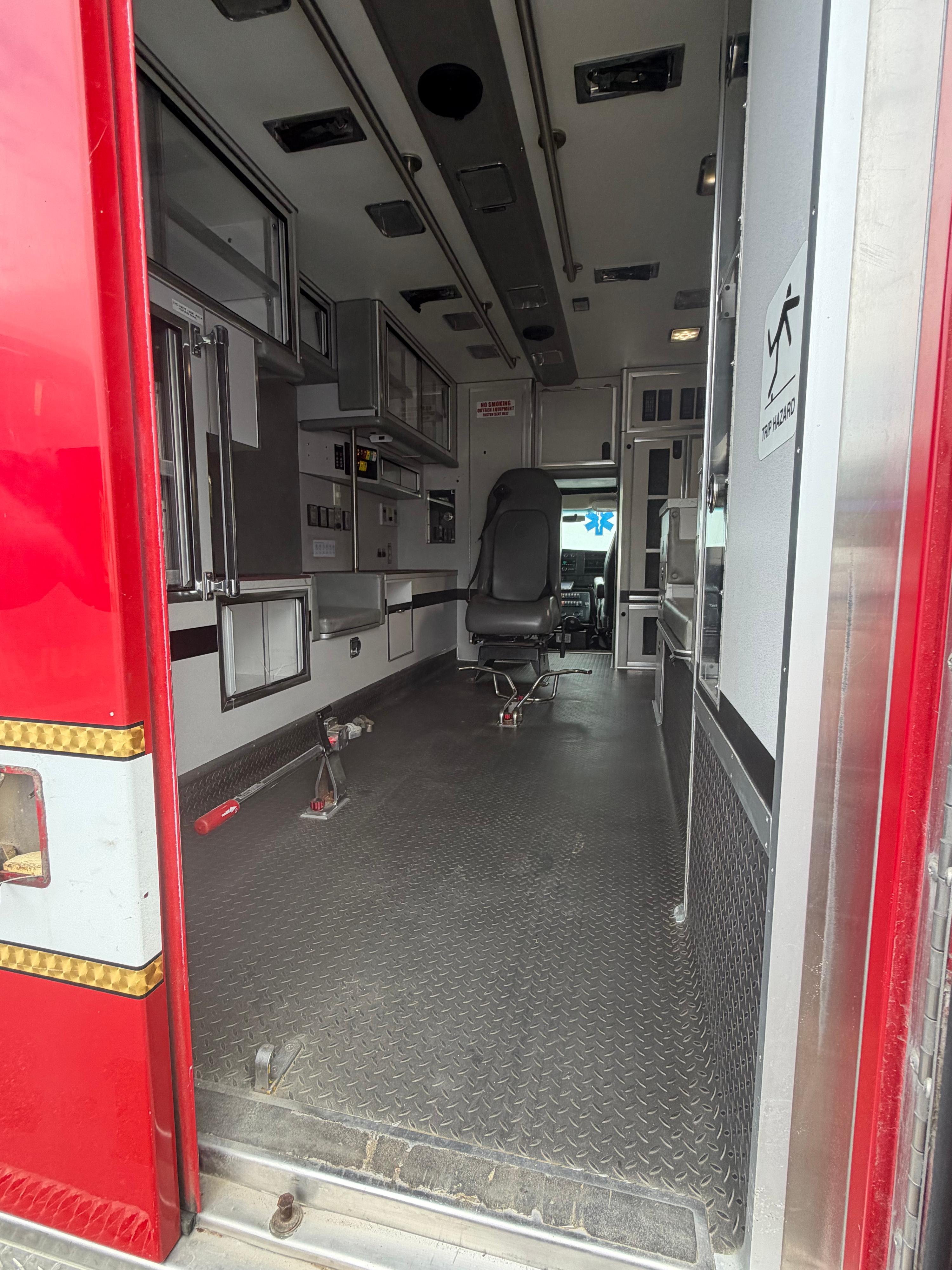 2013 LifeLine Chevrolet Type III Ambulance - image 4
