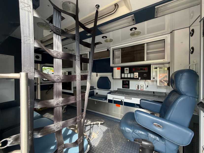 2006 AEV Ford Type III Ambulance — photo 4